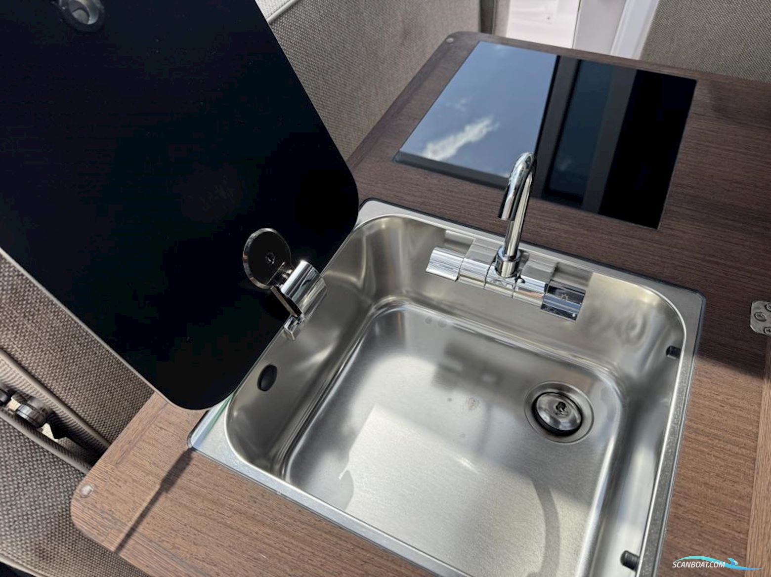 AXOPAR 37 XC Cross Cabin