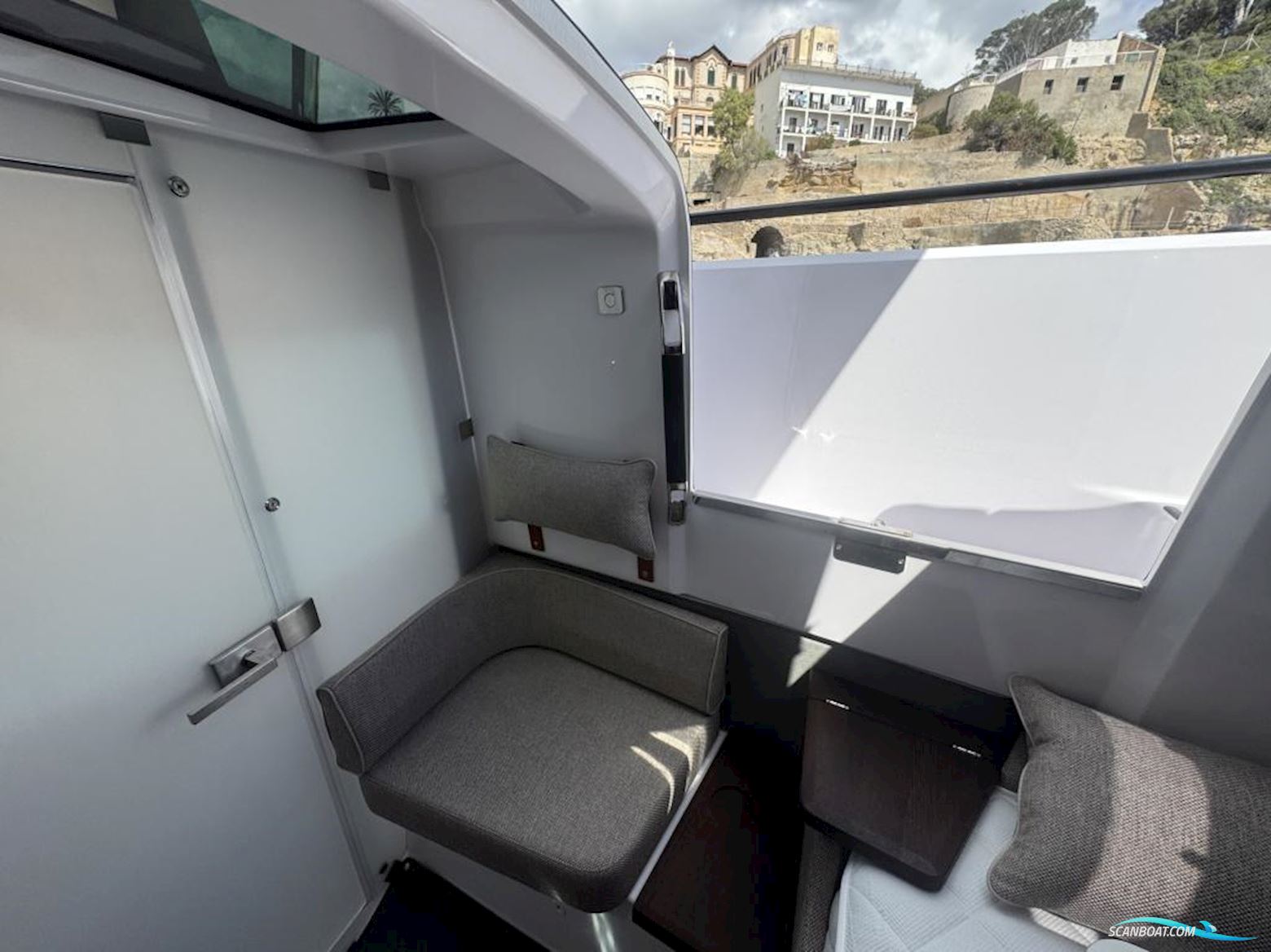 AXOPAR 37 XC Cross Cabin