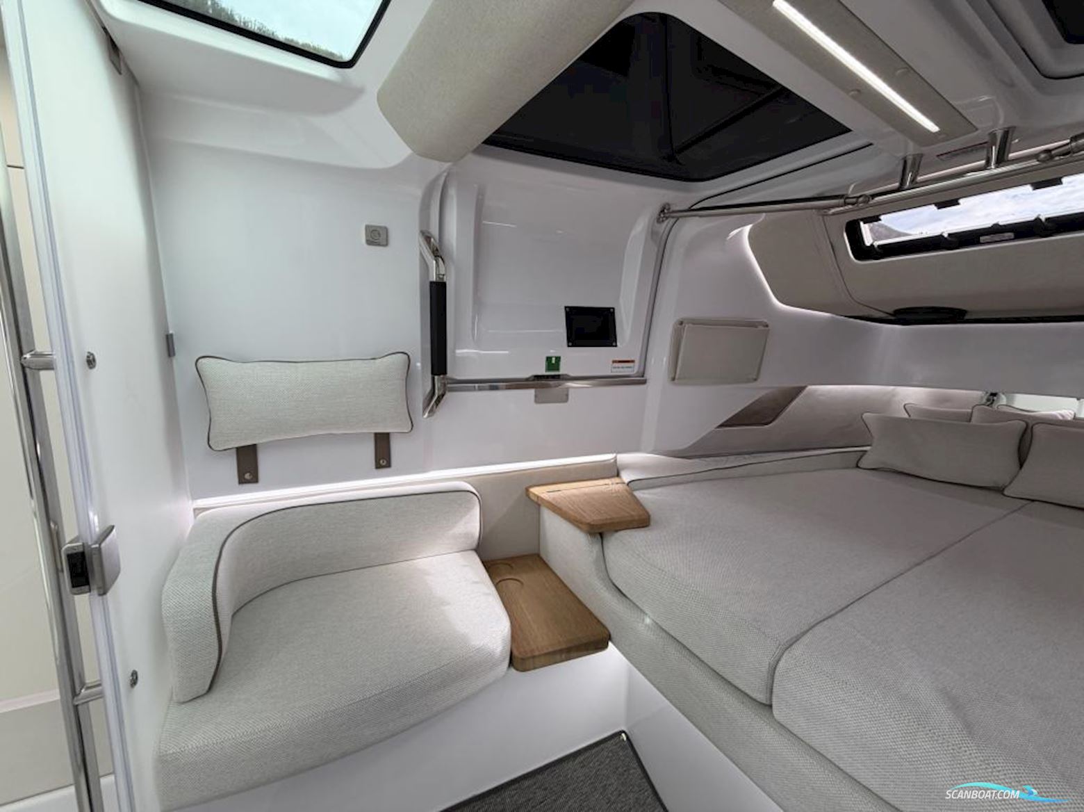 AXOPAR 37 XC Cross Cabin