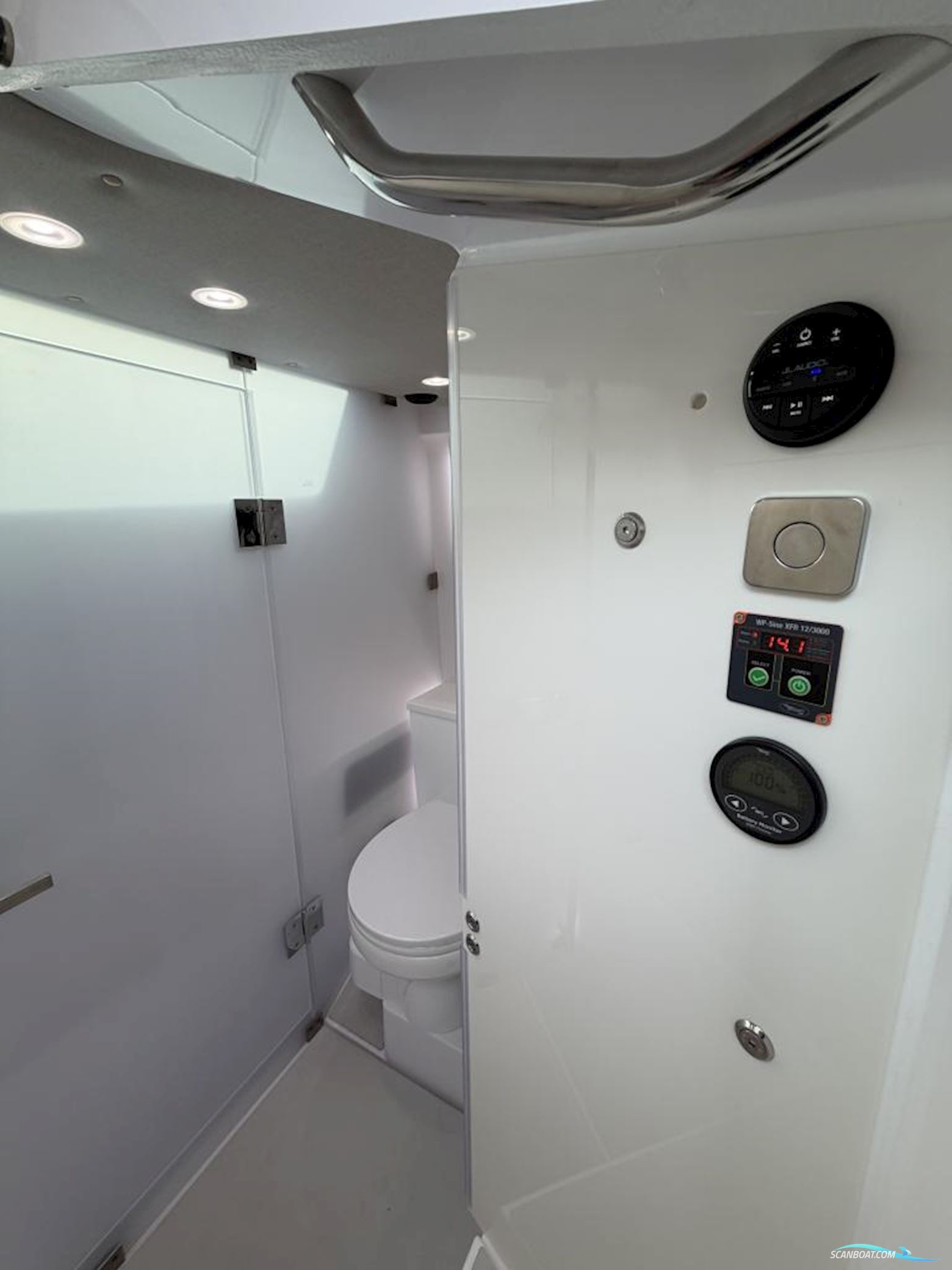 AXOPAR 37 XC Cross Cabin