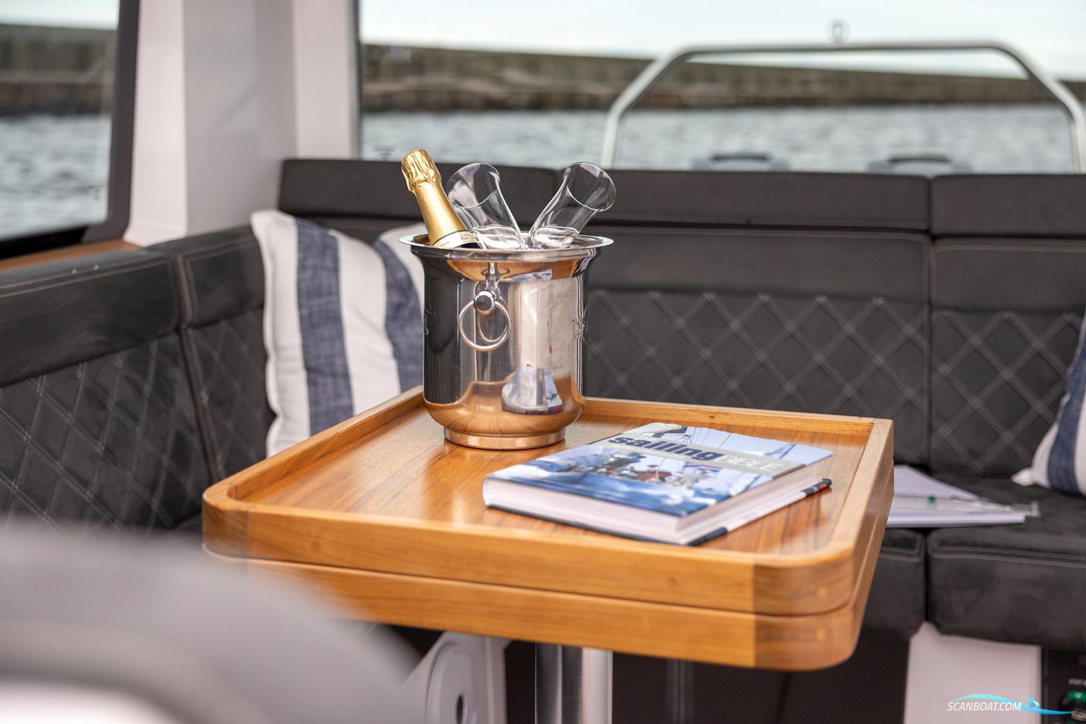 Axopar 37 XC Cross Cabin