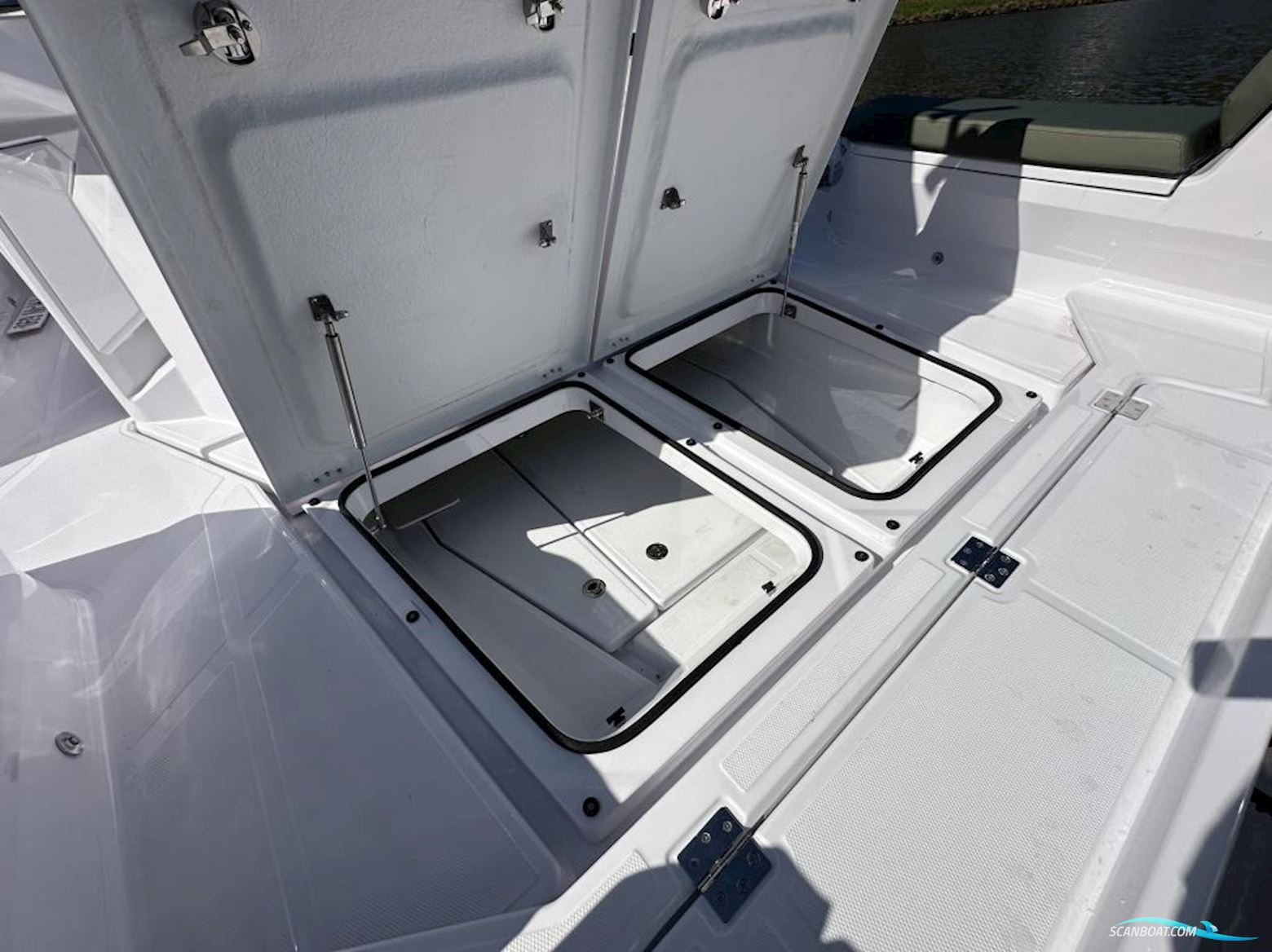 Axopar 38 Cross Cabin
