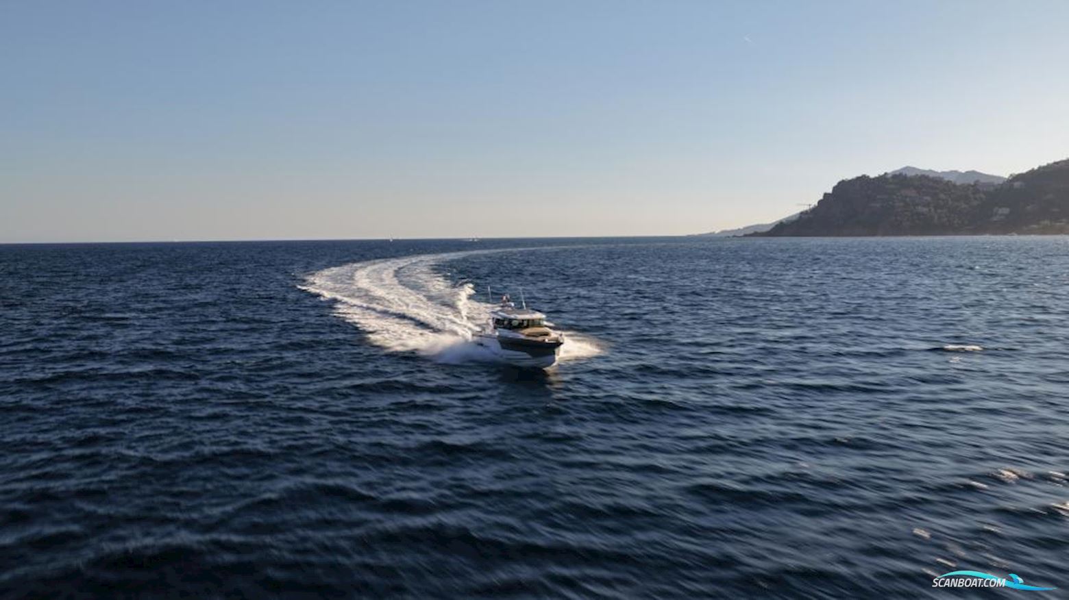 Axopar 38 XC Cross Cabin