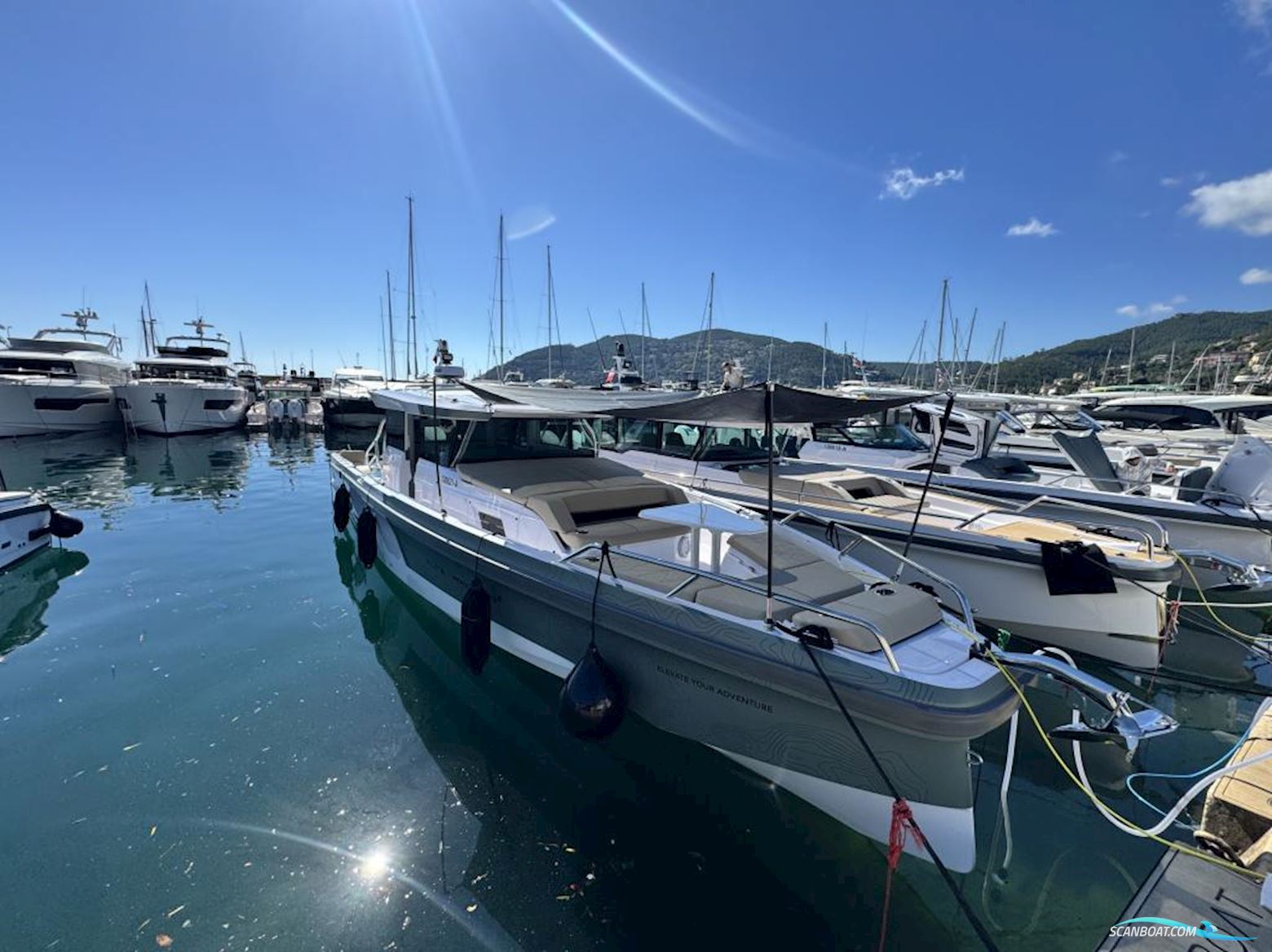 Axopar 38 XC Cross Cabin
