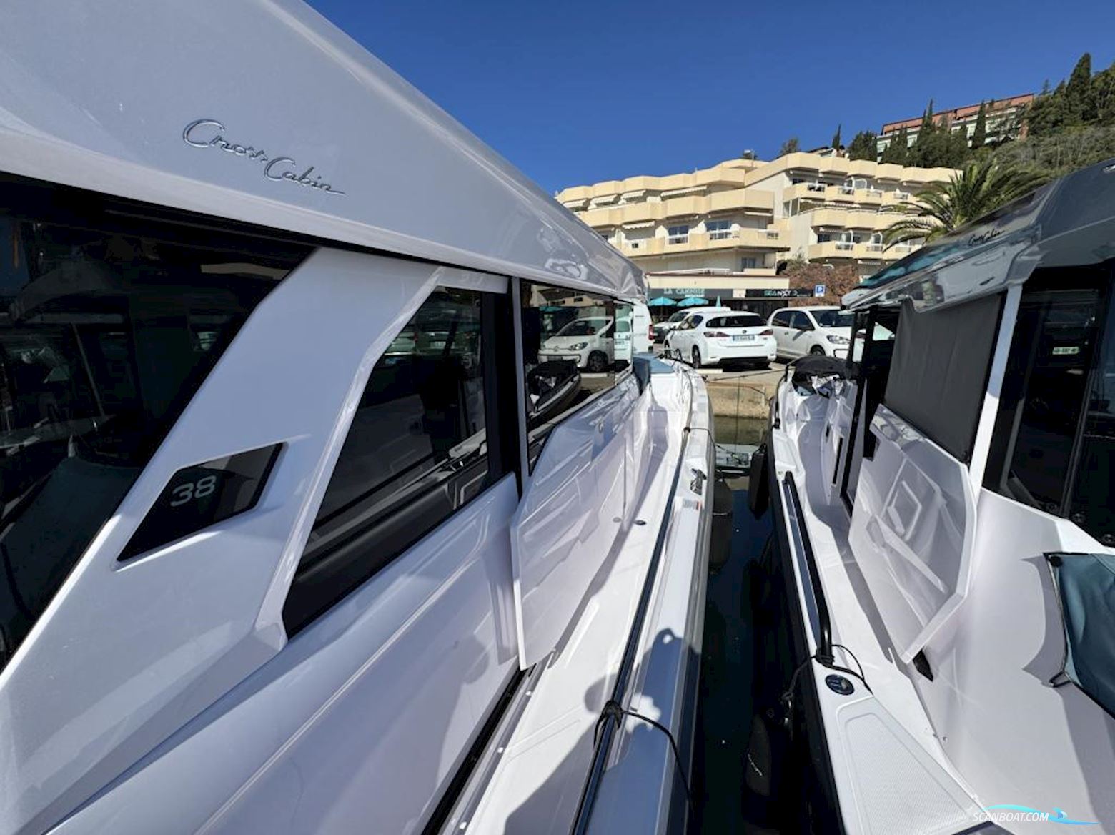 Axopar 38 XC Cross Cabin
