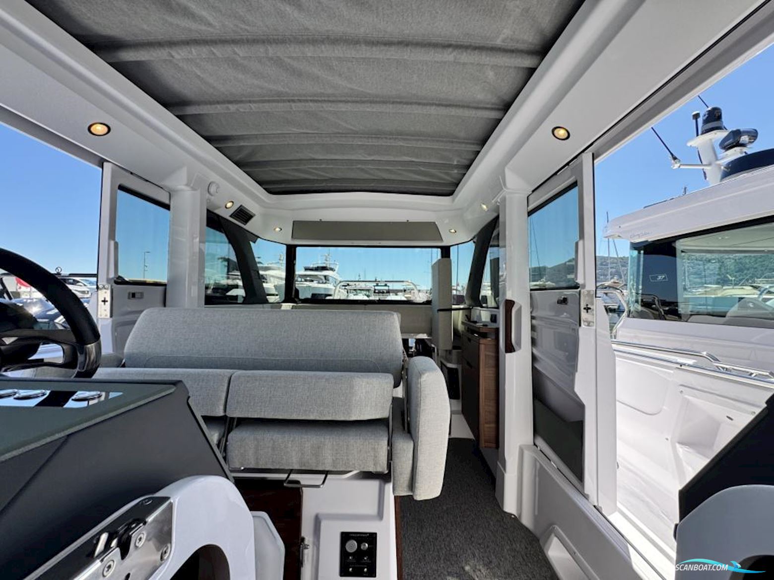 Axopar 38 XC Cross Cabin