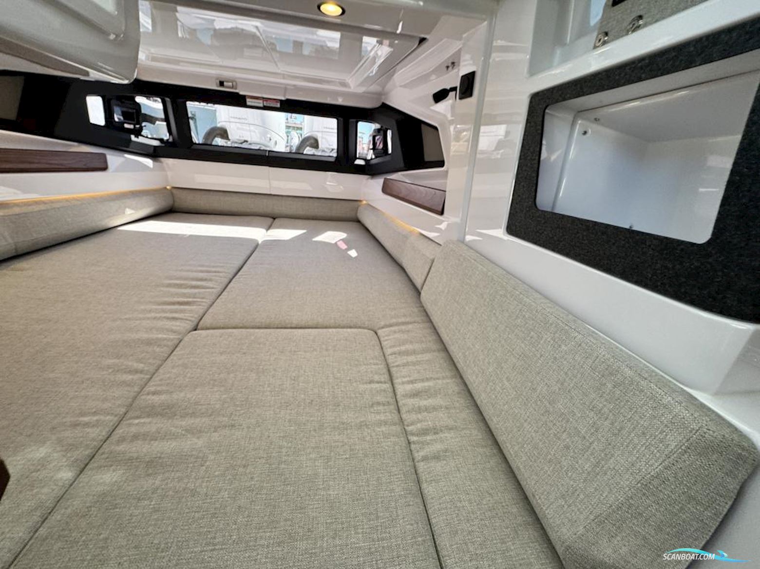 Axopar 38 XC Cross Cabin