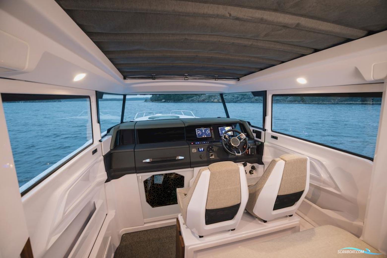 Axopar 38 XC Cross Cabin