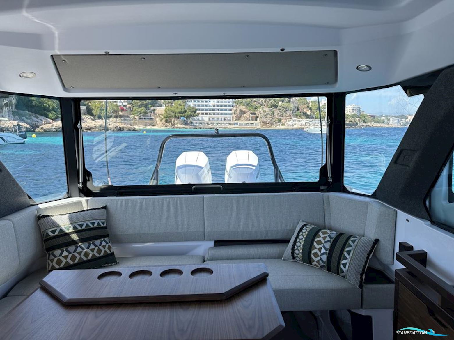 AXOPAR 38 XC Cross Cabin