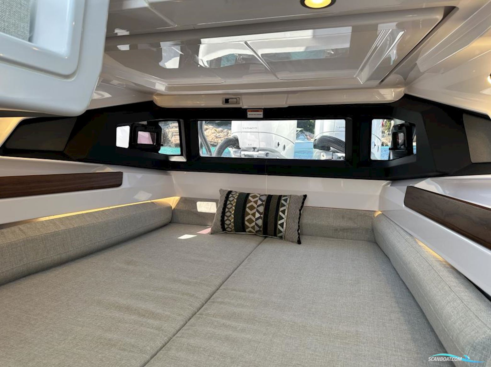 AXOPAR 38 XC Cross Cabin