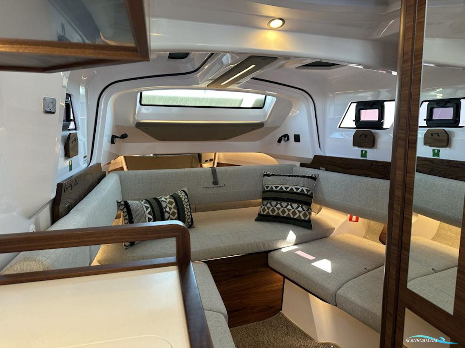 AXOPAR 38 XC Cross Cabin