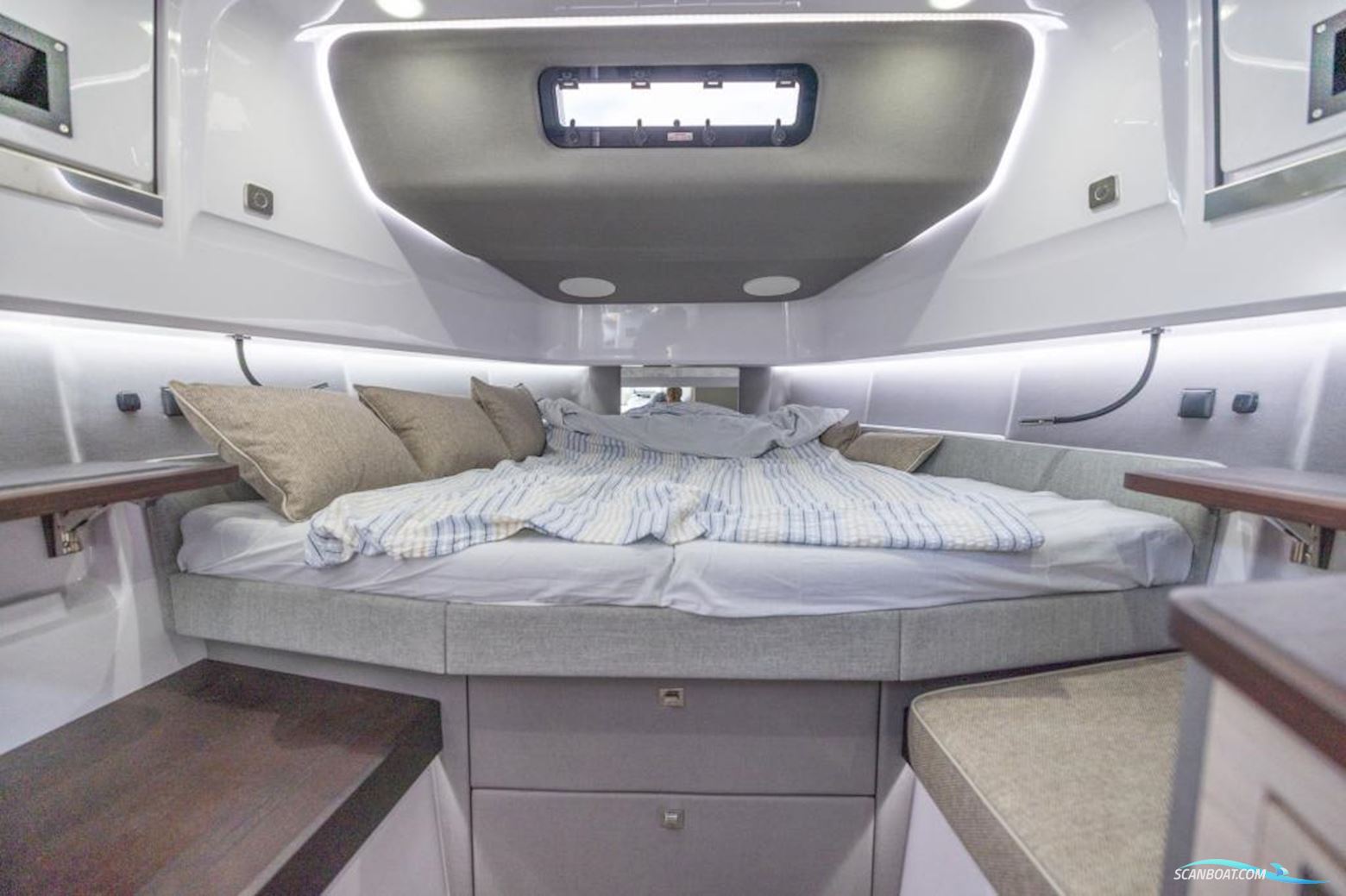 AXOPAR 45 Cross Cabin