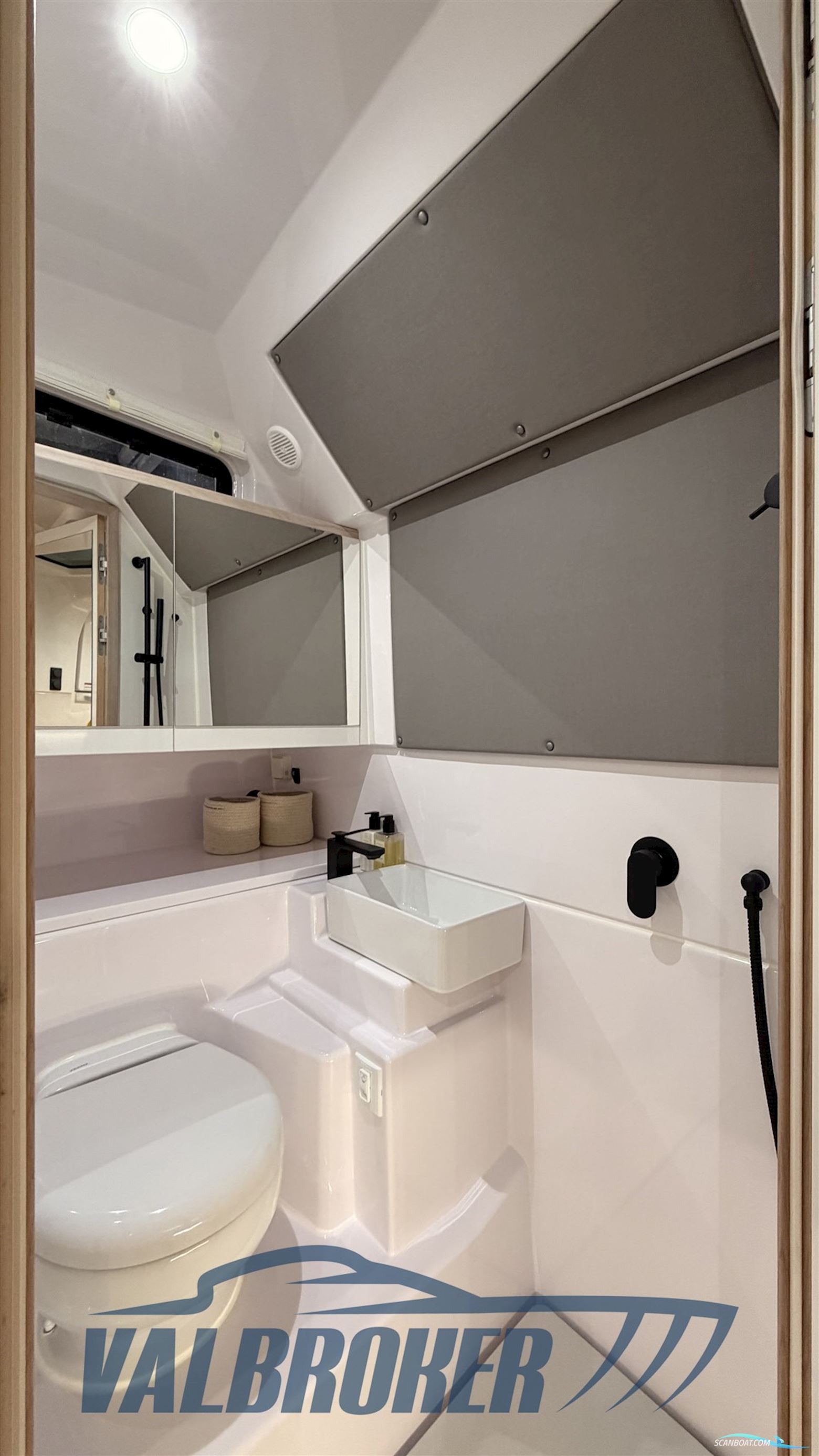 Axopar 45 Cross Cabin