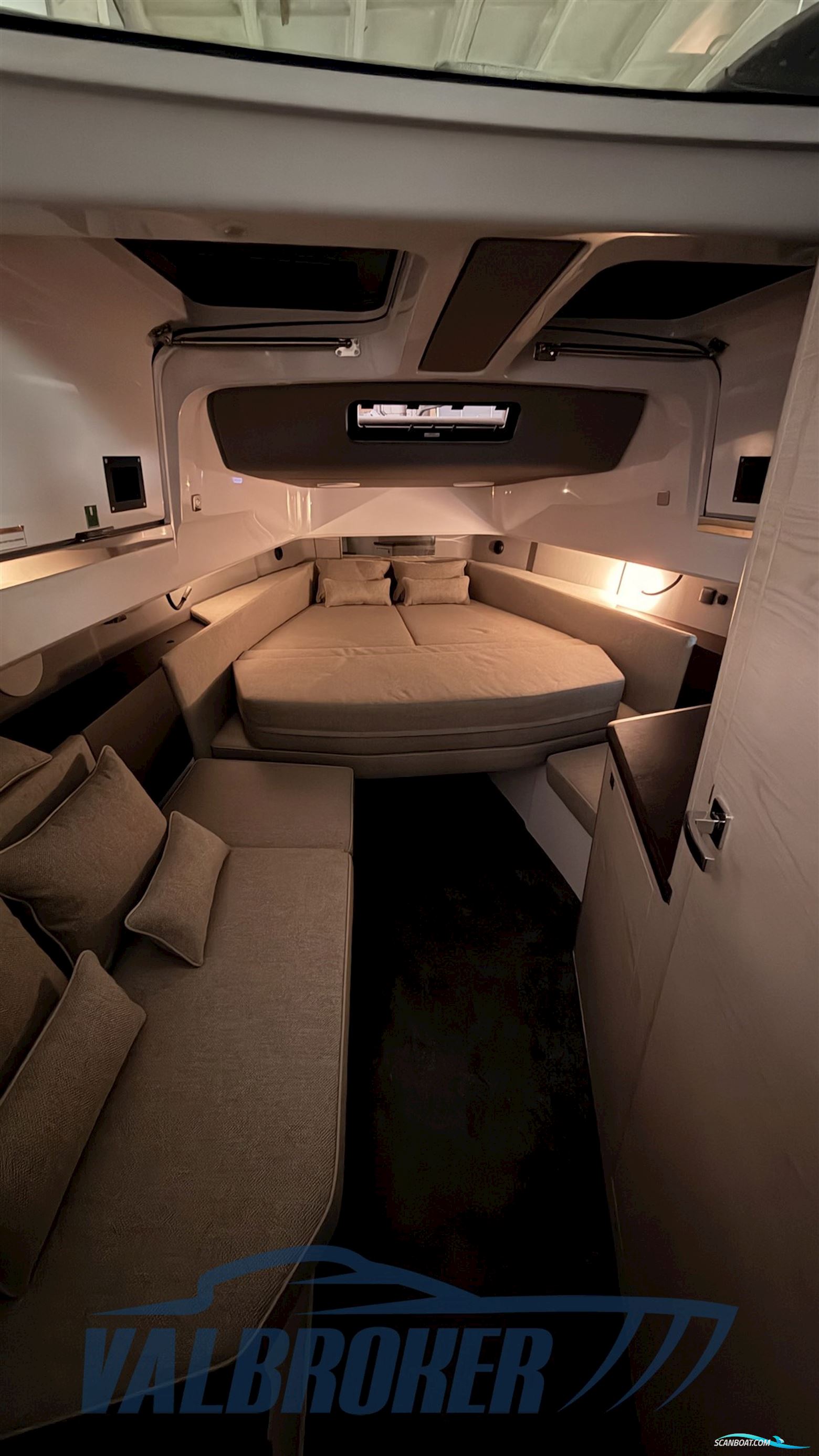 Axopar 45 Cross Cabin