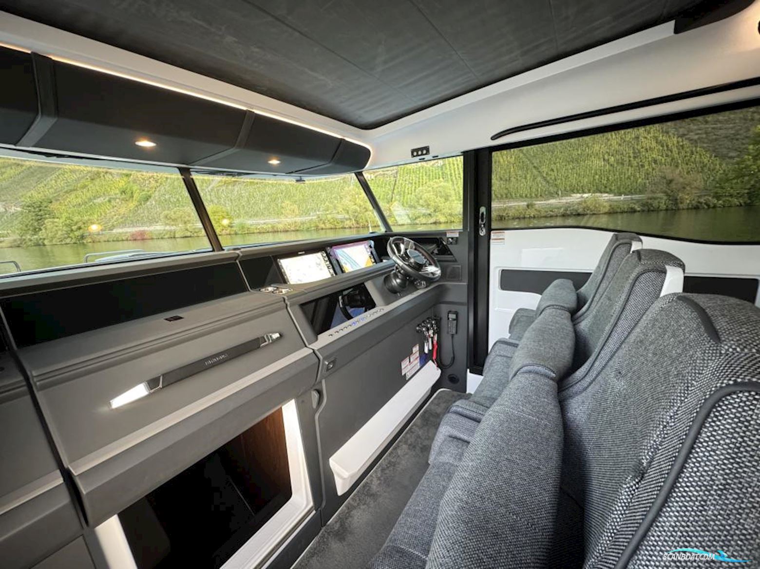 Axopar 45 XC Cross Cabin