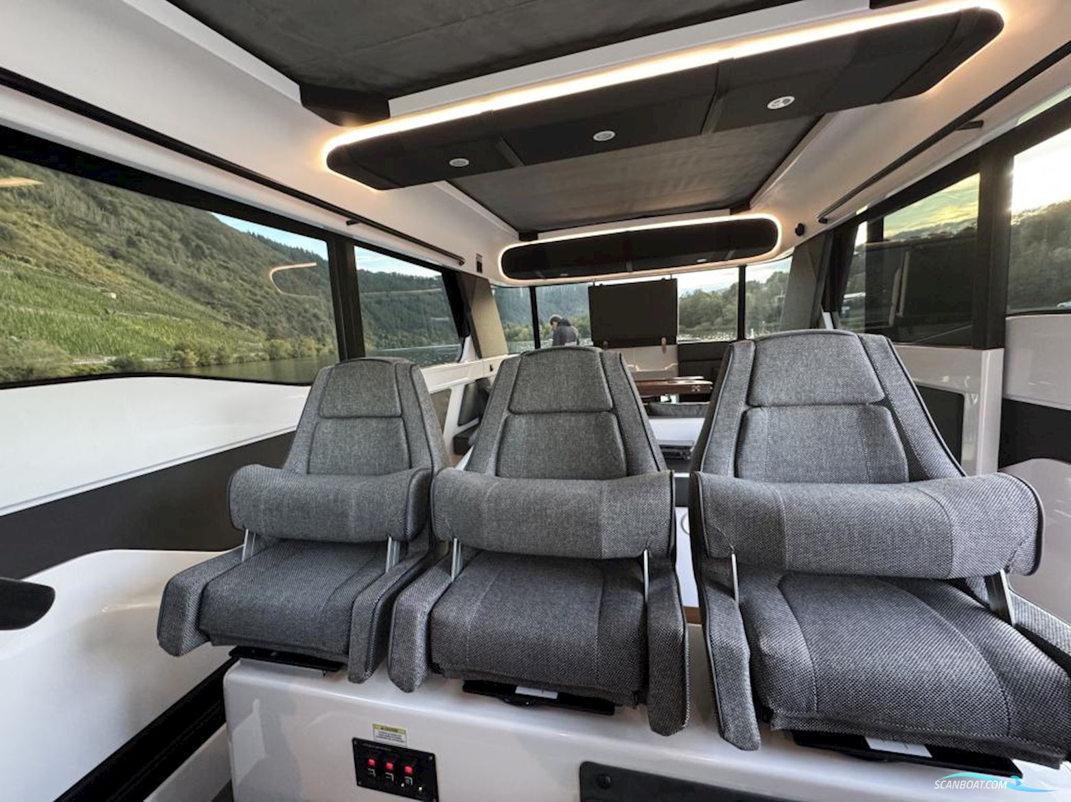 Axopar 45 XC Cross Cabin