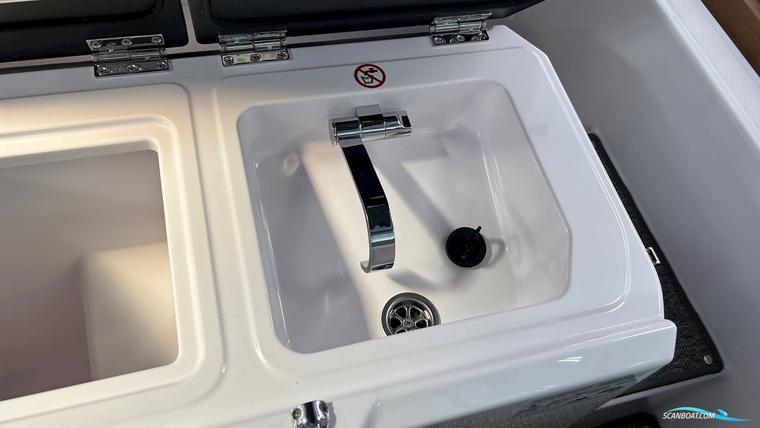 Axopar Yachts 29 XC Cross Cabin