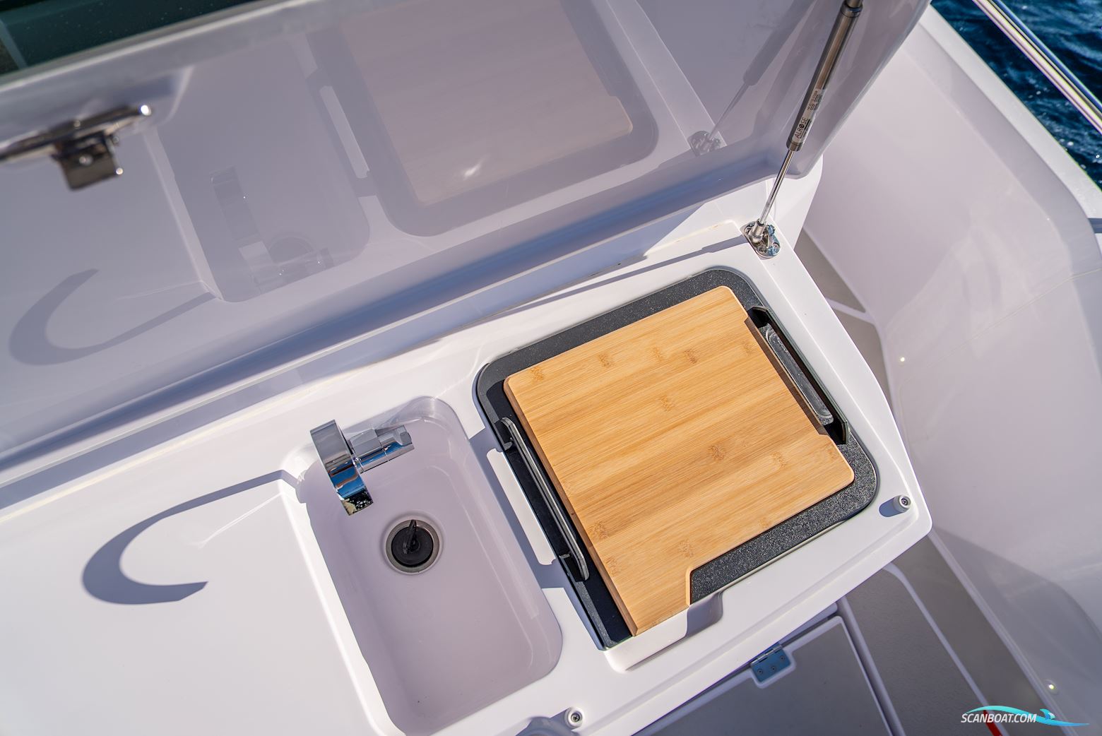 Axopar Yachts 29 XC Cross Cabin