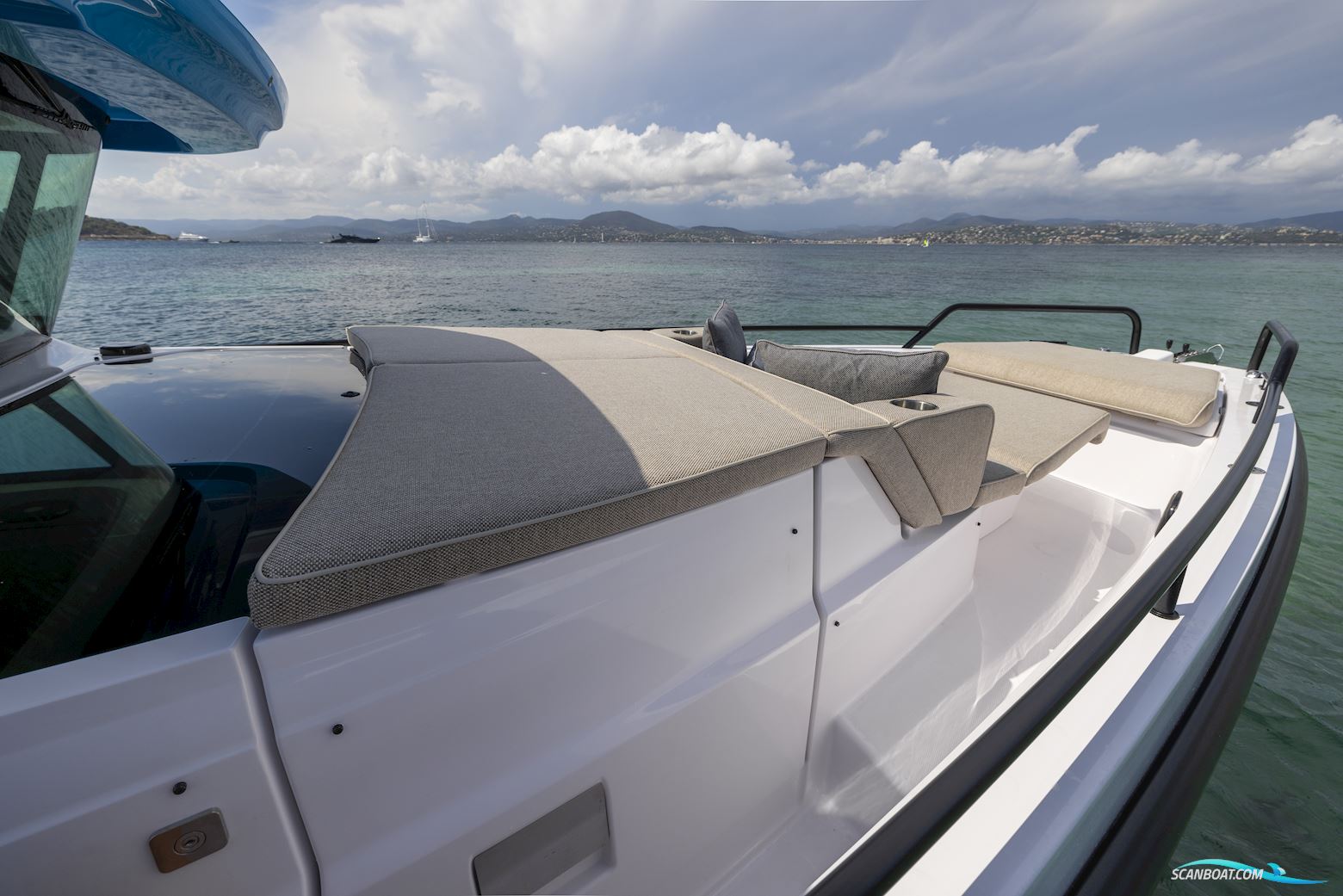 Axopar Yachts 37 XC Cross Cabin