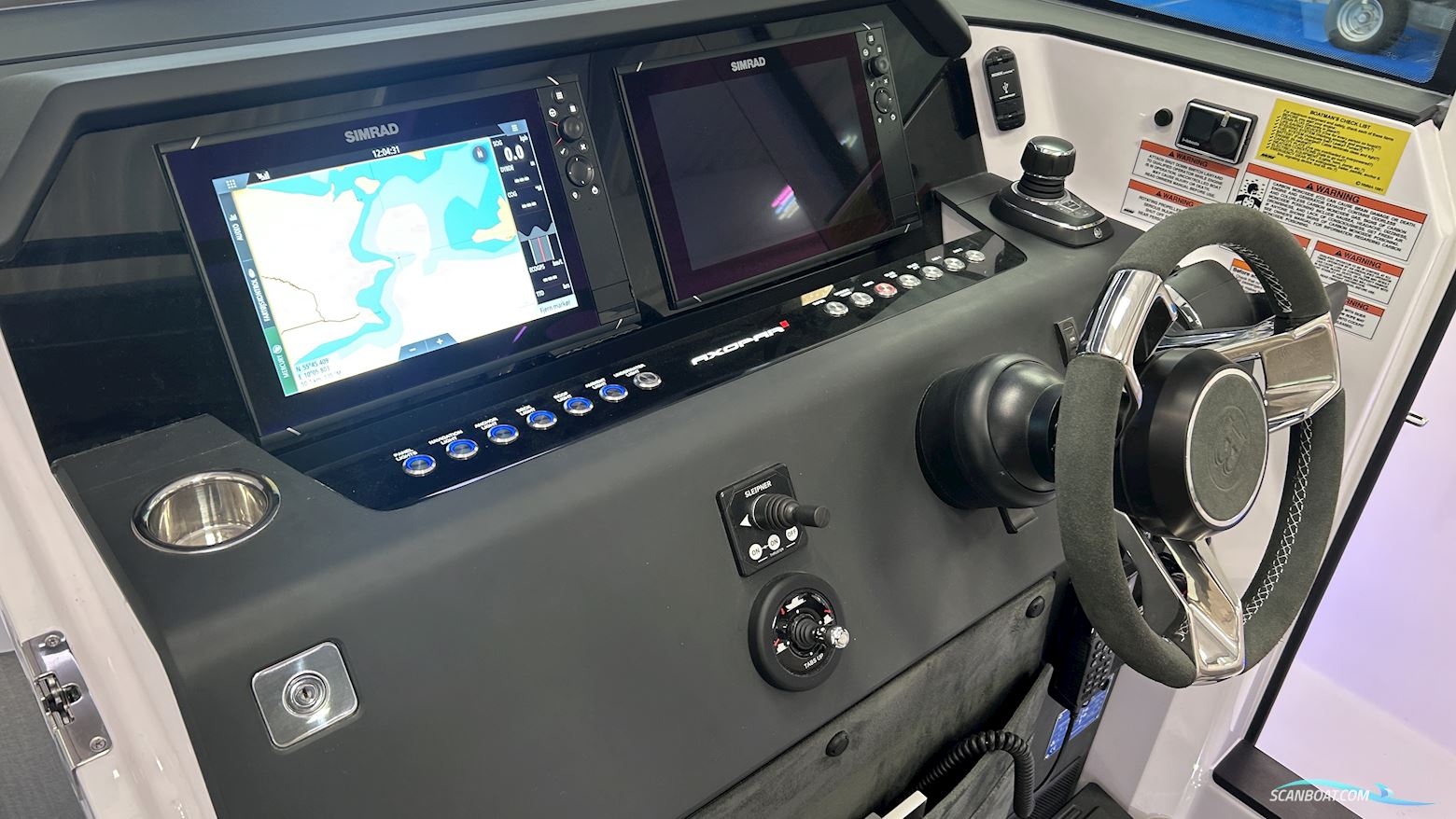 Axopar Yachts 37 XC Cross Cabin