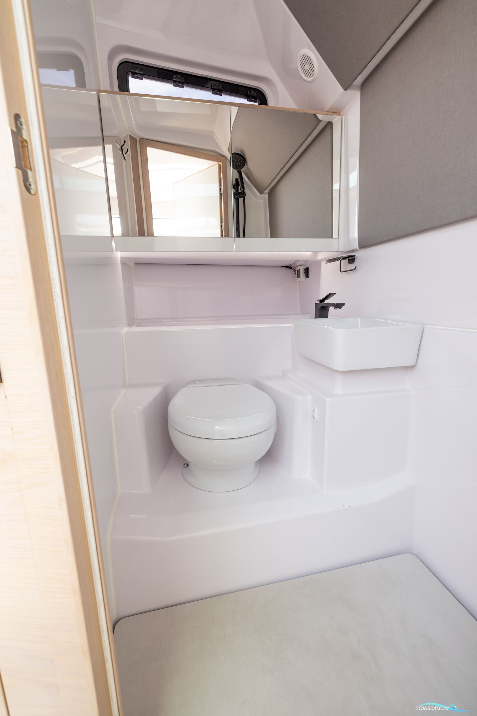 Axopar Yachts 45 XC Cross cabin