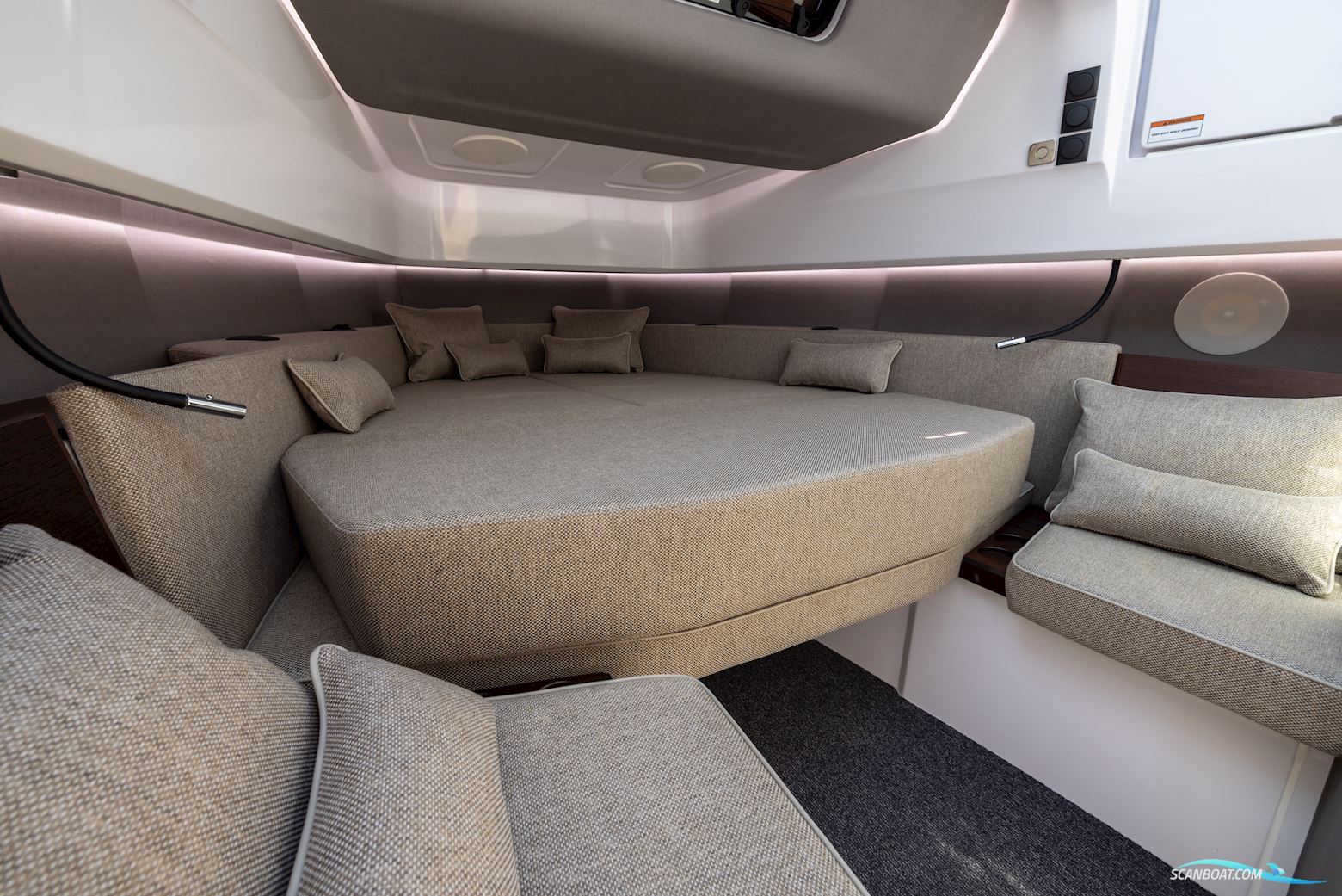 Axopar Yachts 45 XC Cross cabin