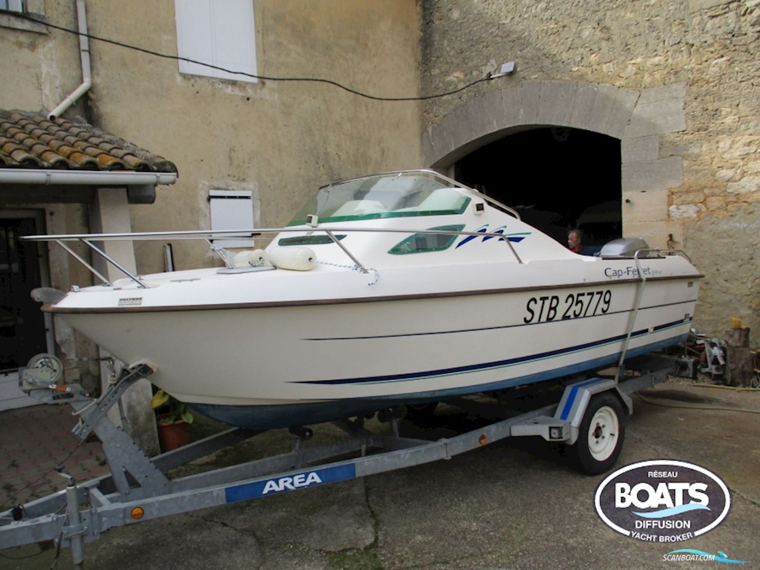 B2 Marine Cap Ferret 550 CC Motorbåd 2000, med Mariner motor, Frankrig