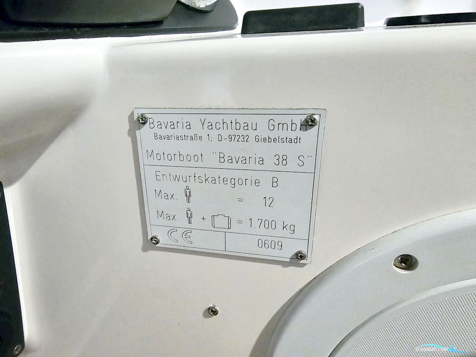 Bavaria 38 Sport Volvo Penta IPS-400 Joystick control