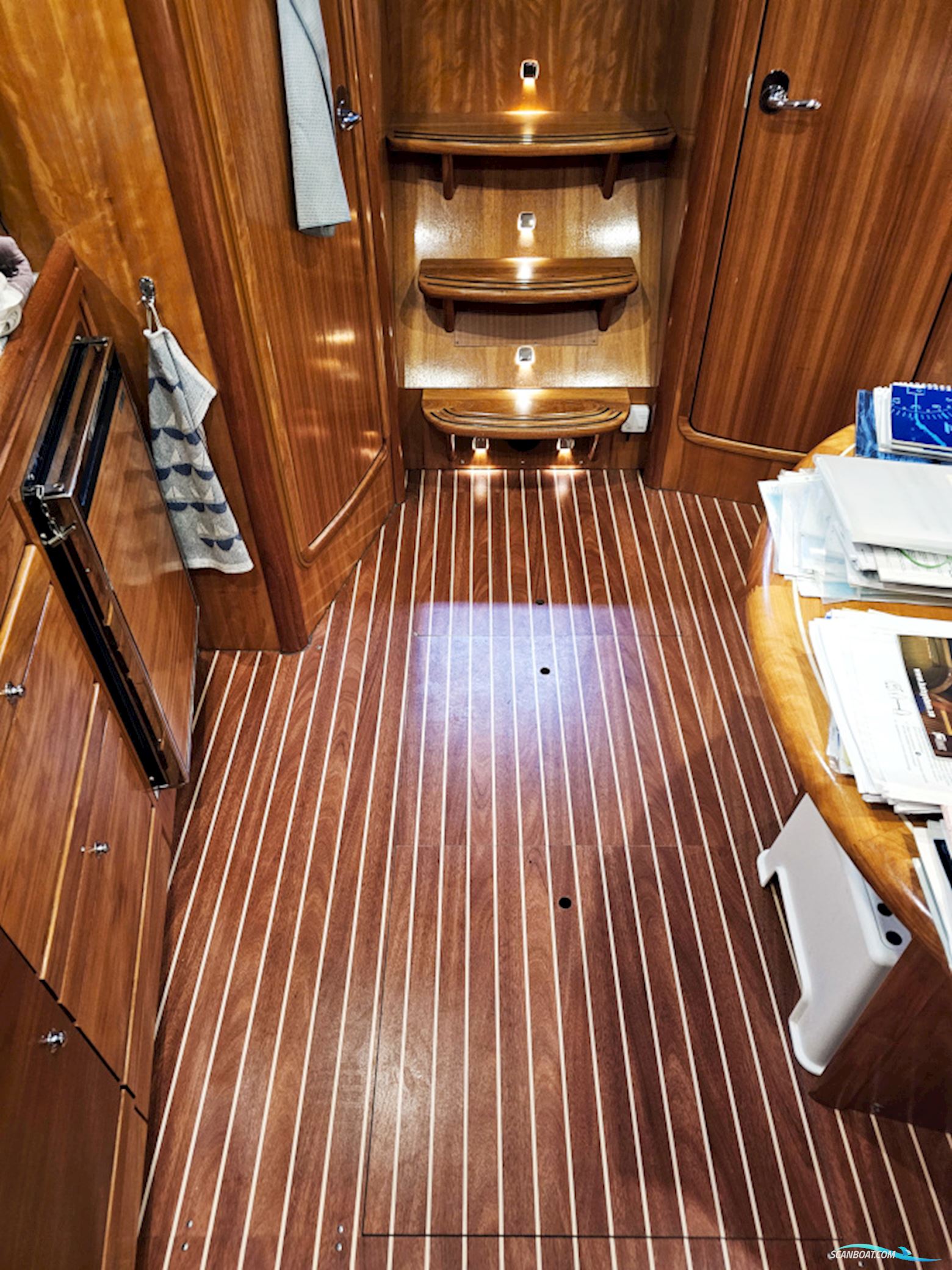 Bavaria 38 Sport Volvo Penta IPS-400 Joystick control