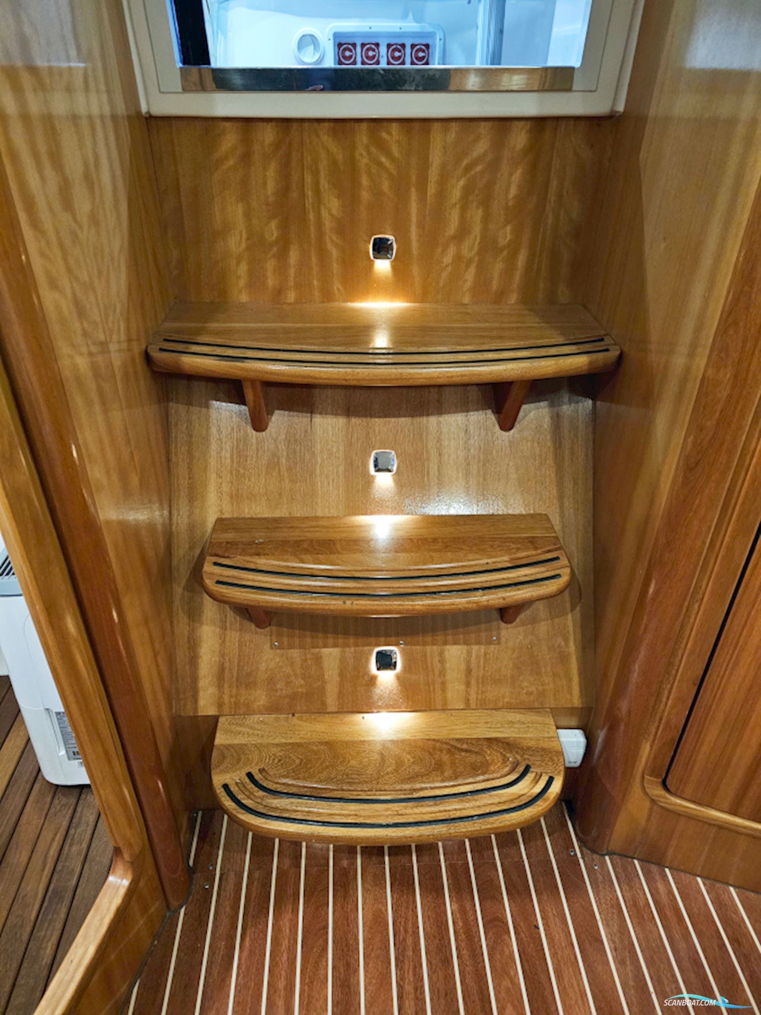 Bavaria 38 Sport Volvo Penta IPS-400 Joystick control