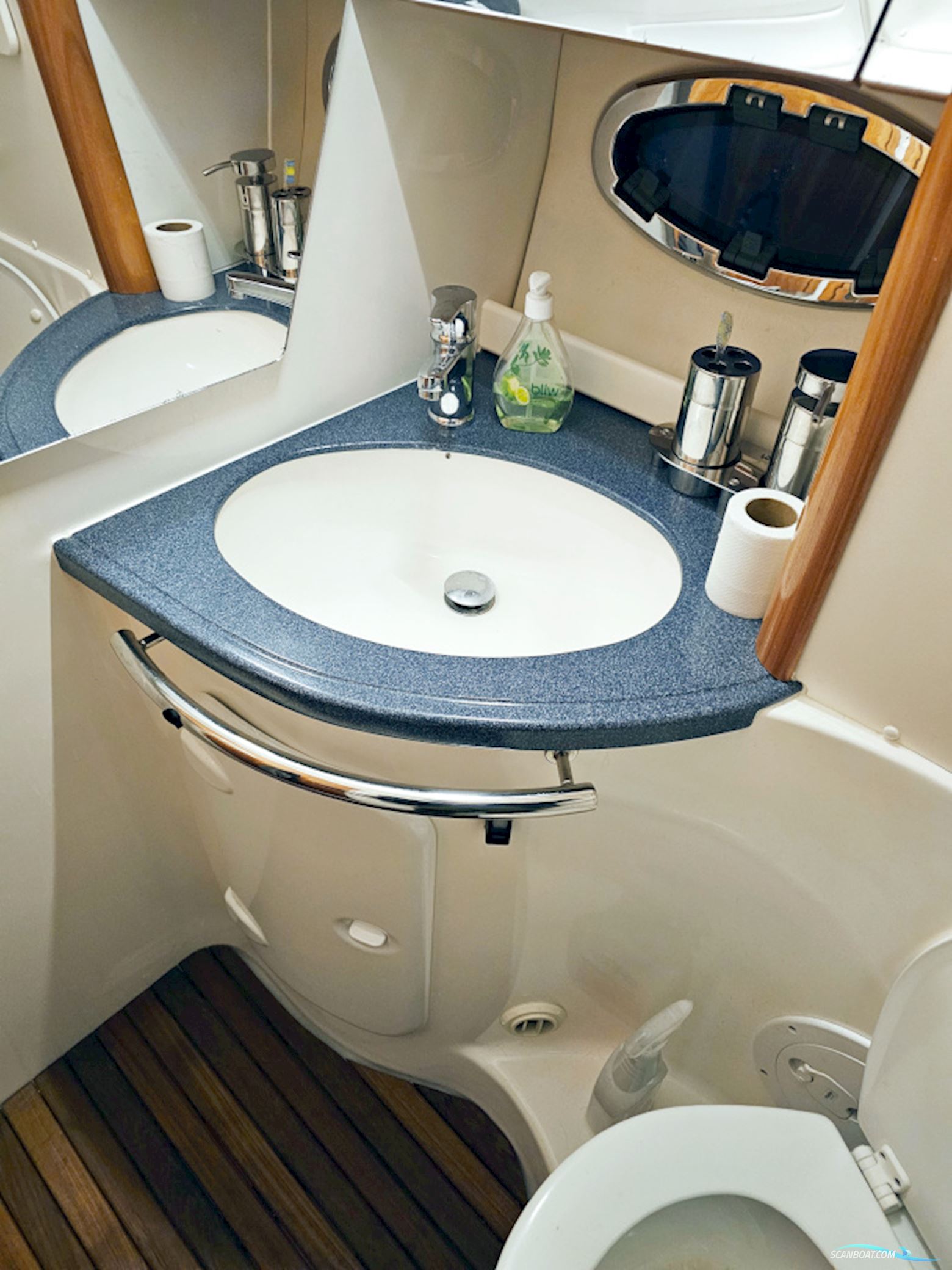 Bavaria 38 Sport Volvo Penta IPS-400 Joystick control