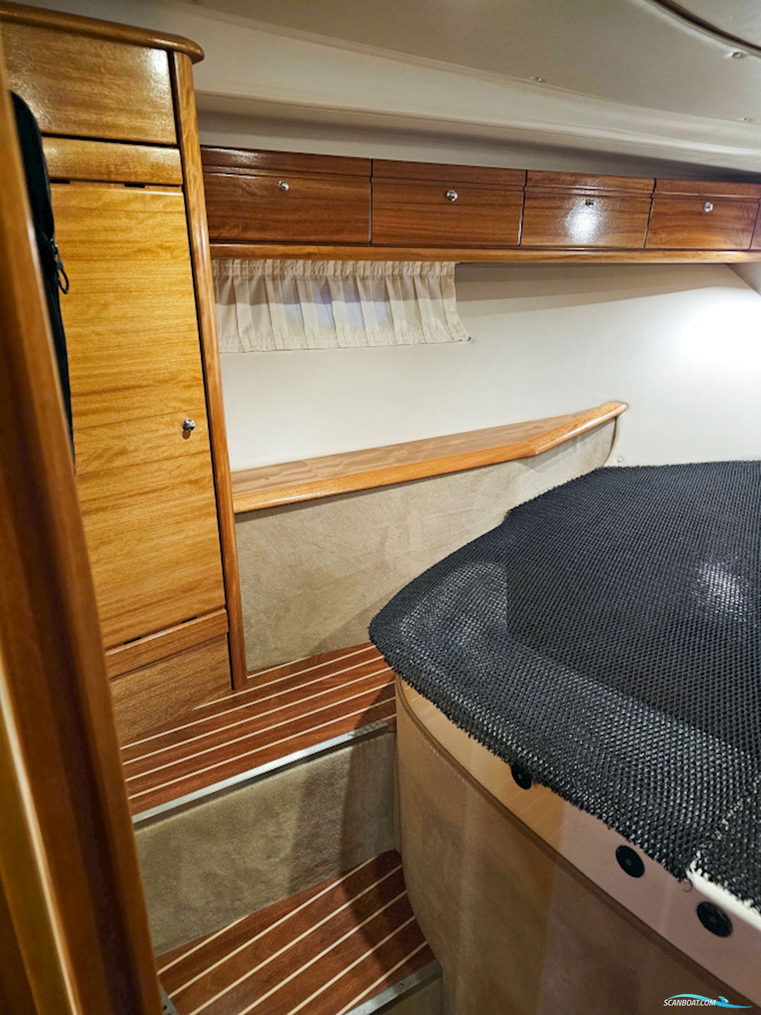 Bavaria 38 Sport Volvo Penta IPS-400 Joystick control