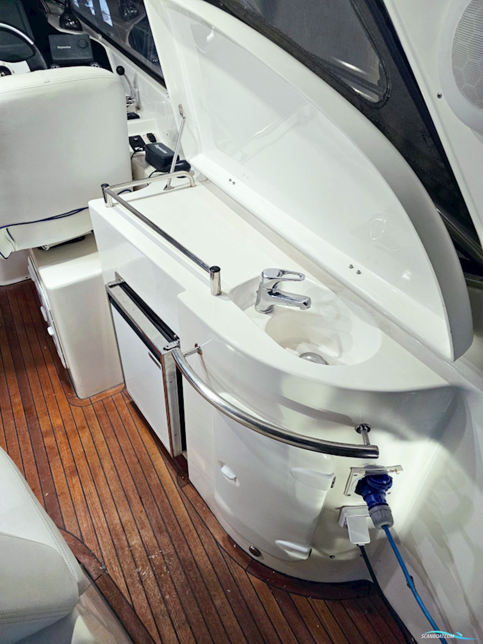 Bavaria 38 Sport Volvo Penta IPS-400 Joystick control