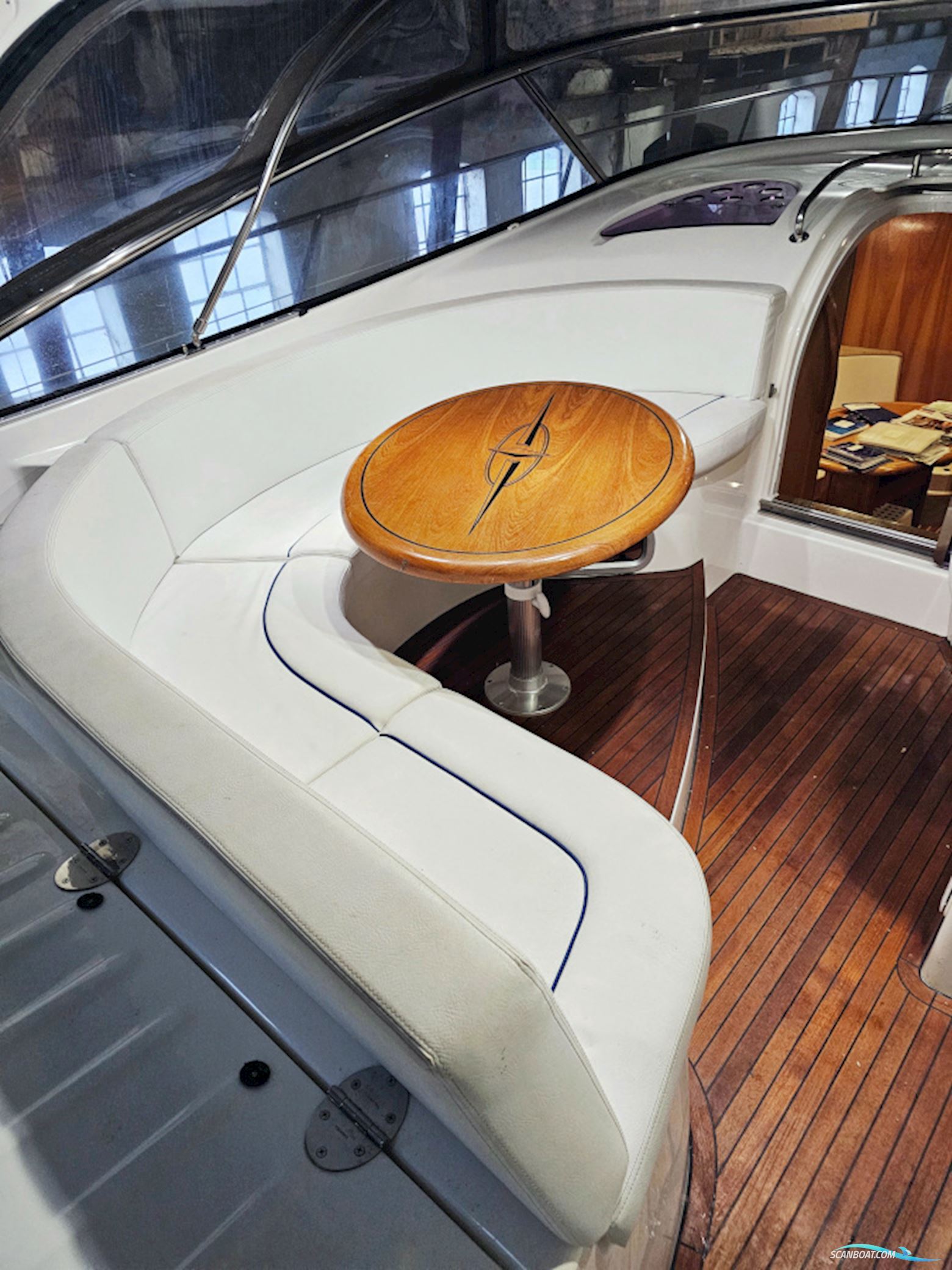 Bavaria 38 Sport Volvo Penta IPS-400 Joystick control