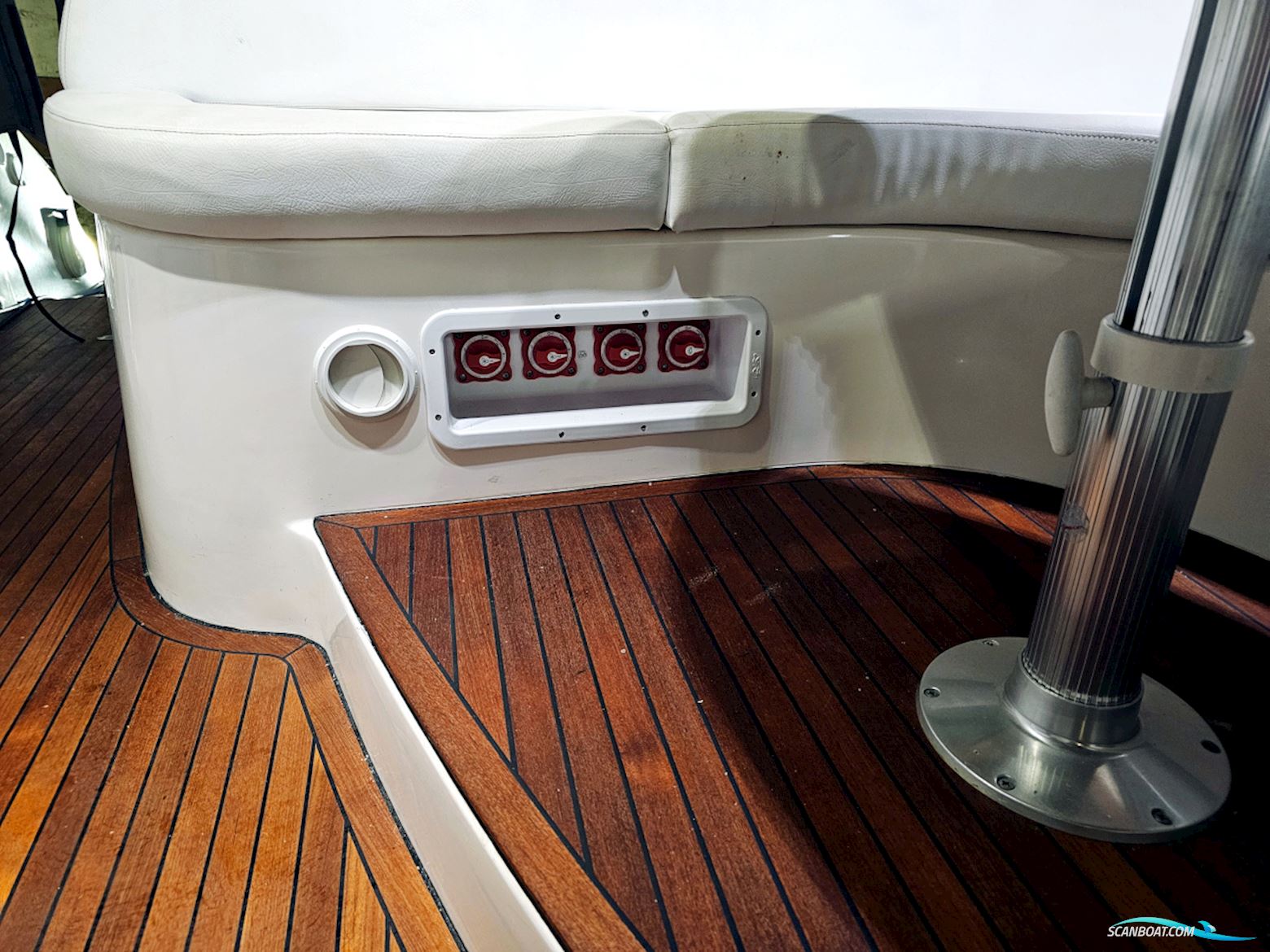 Bavaria 38 Sport Volvo Penta IPS-400 Joystick control