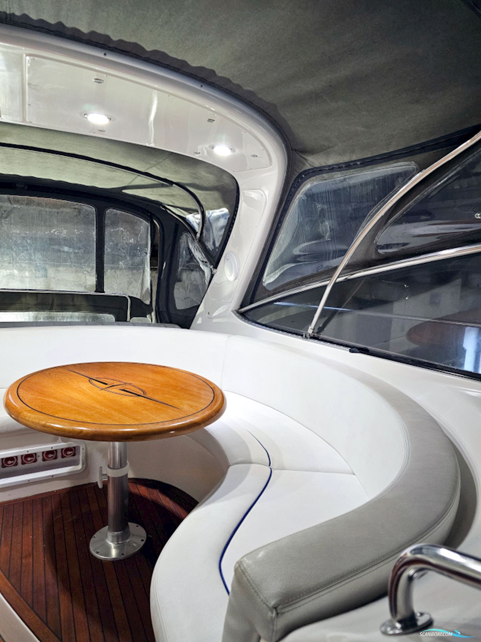 Bavaria 38 Sport Volvo Penta IPS-400 Joystick control