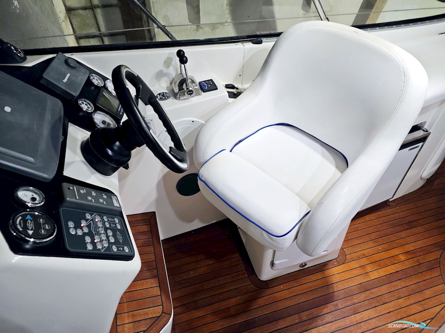 Bavaria 38 Sport Volvo Penta IPS-400 Joystick control