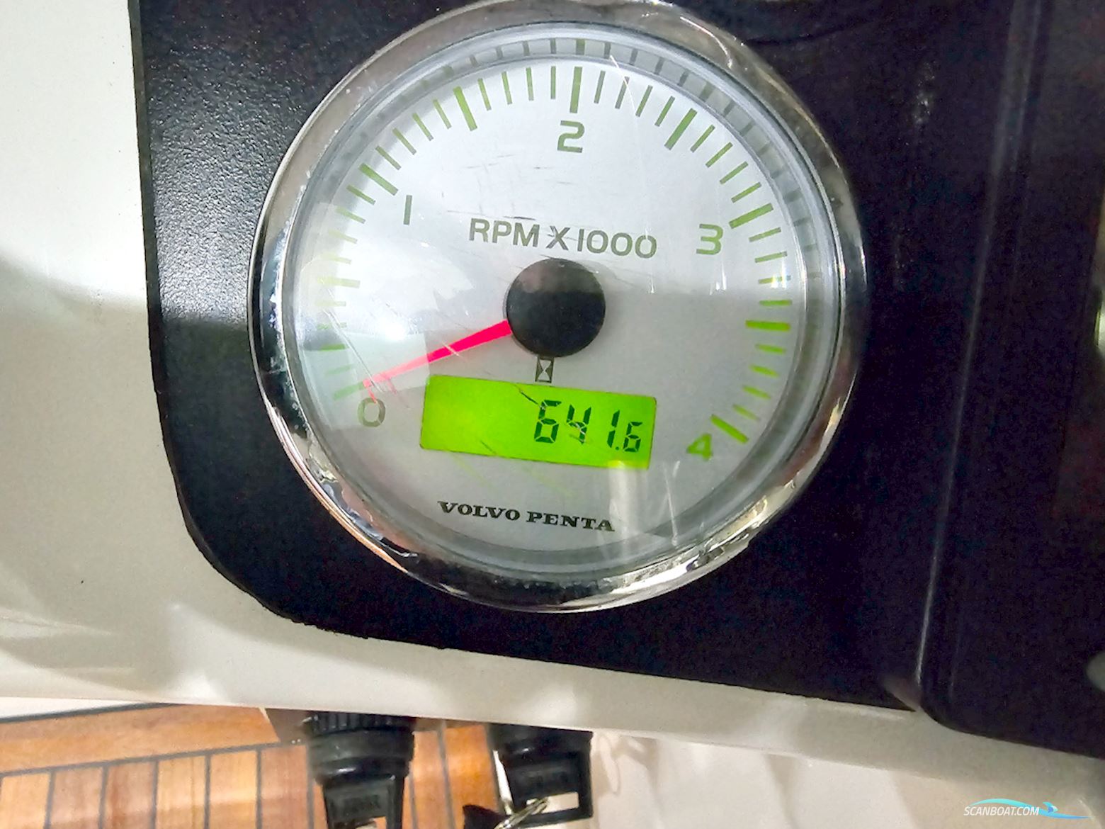 Bavaria 38 Sport Volvo Penta IPS-400 Joystick control