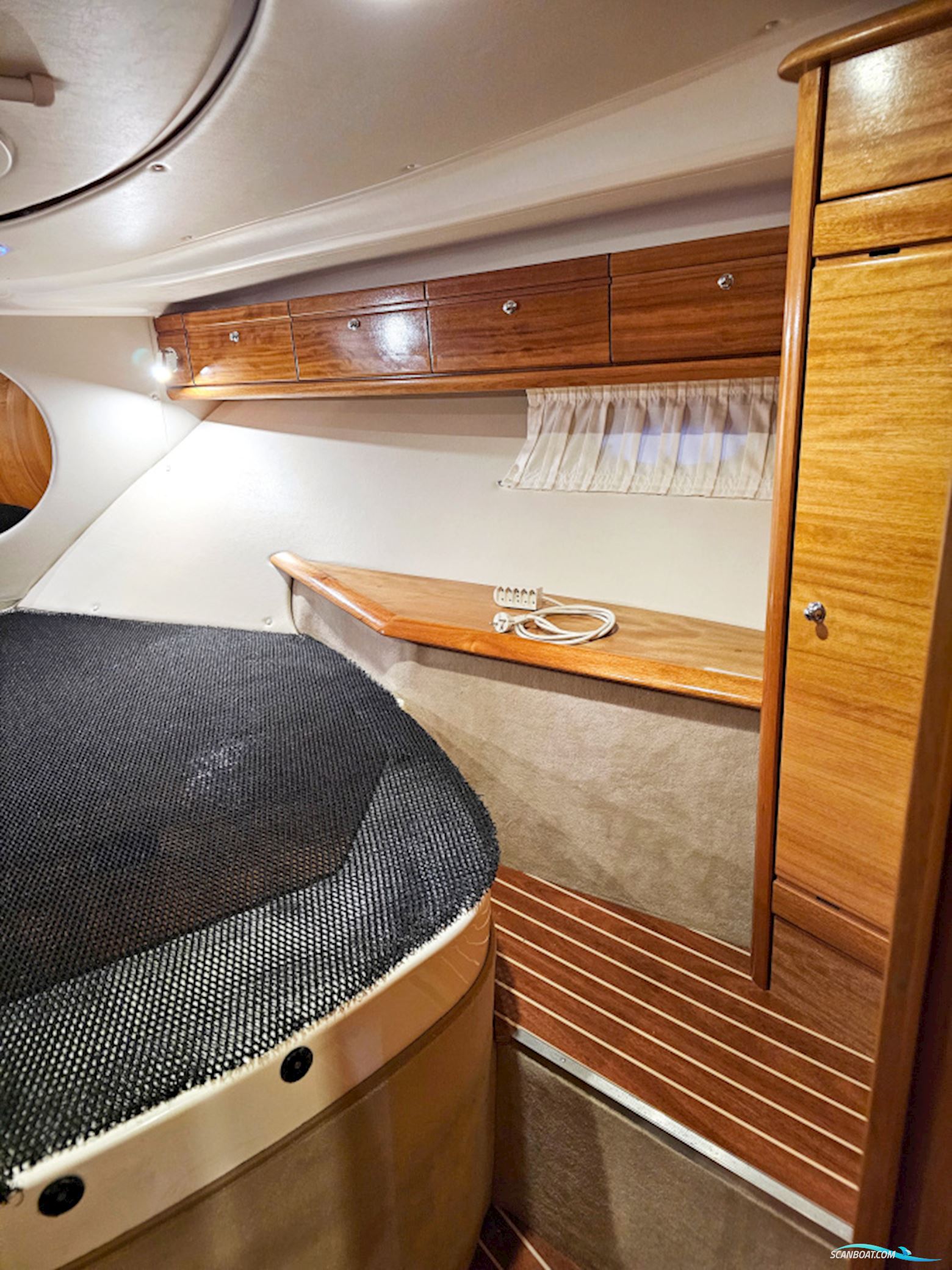 Bavaria 38 Sport Volvo Penta IPS-400 Joystick control