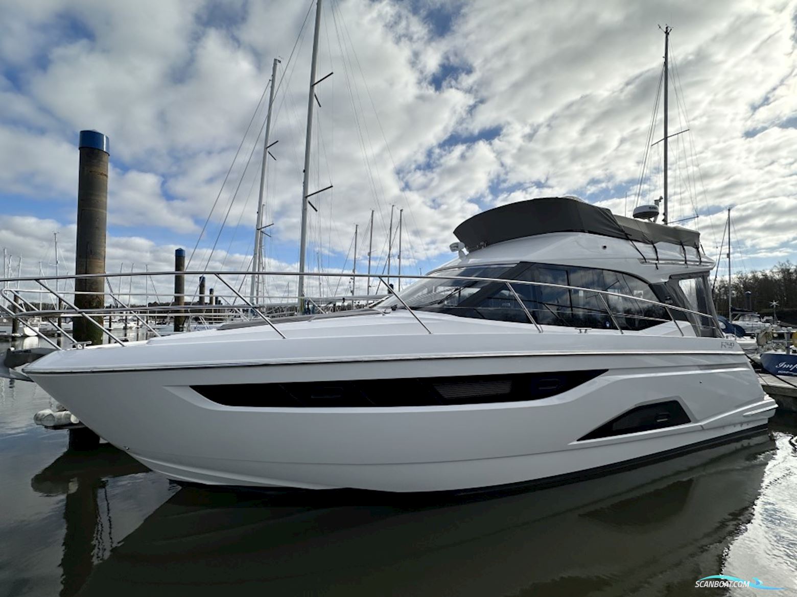 Bavaria R40 Fly Motorbåd 2023, med Volvo Penta motor, England