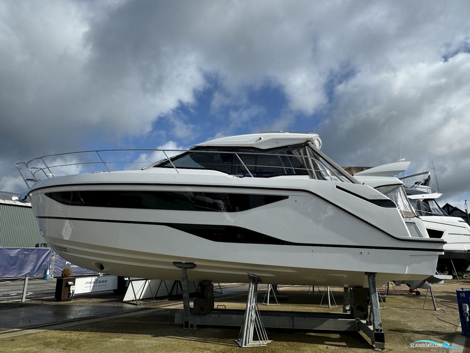 Bavaria SR35 Motorbåd 2024, med Volvo Penta motor, England