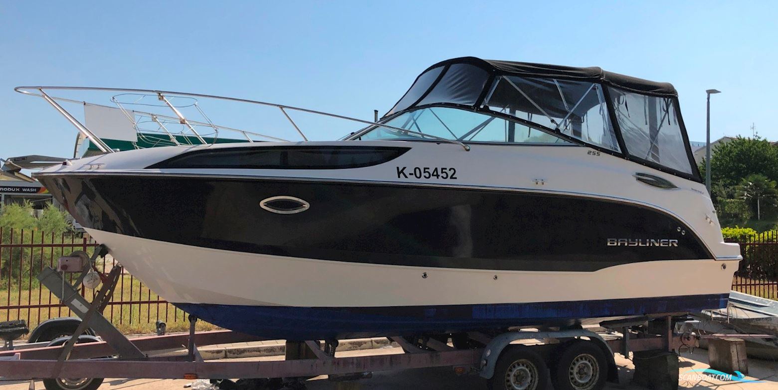 Bayliner 255 CU - BJ. 2012 Motorbåd 2012, med MERCRUISER 5,0 MPI V8 BRAVO III motor, Østrig