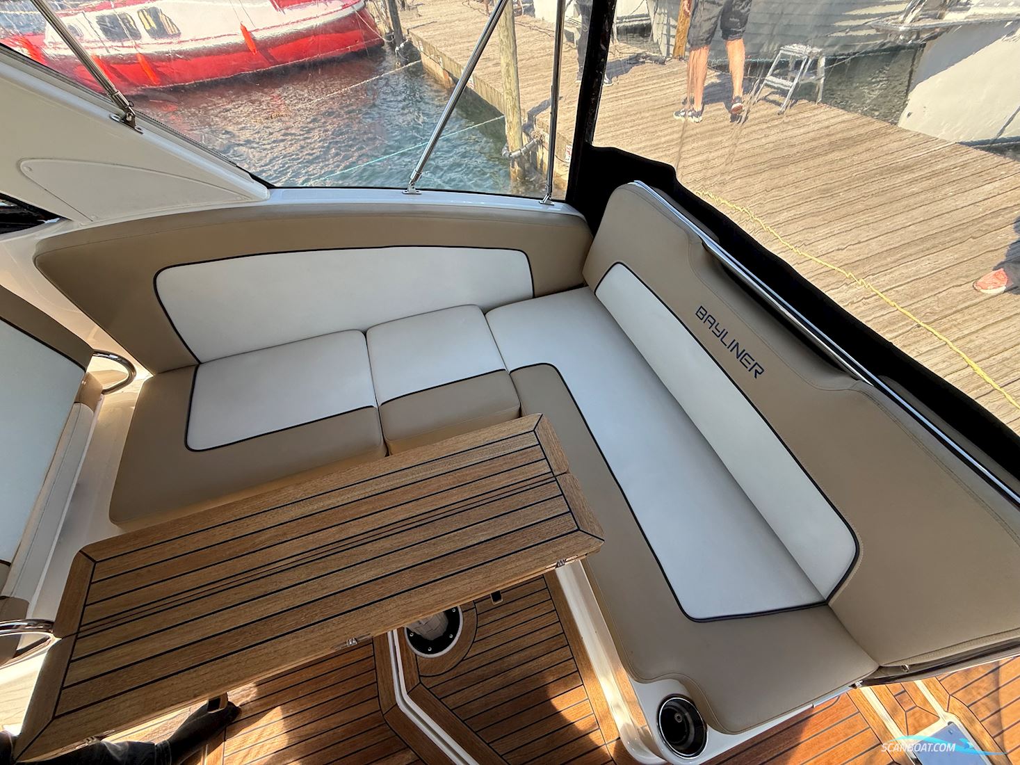 Bayliner 842