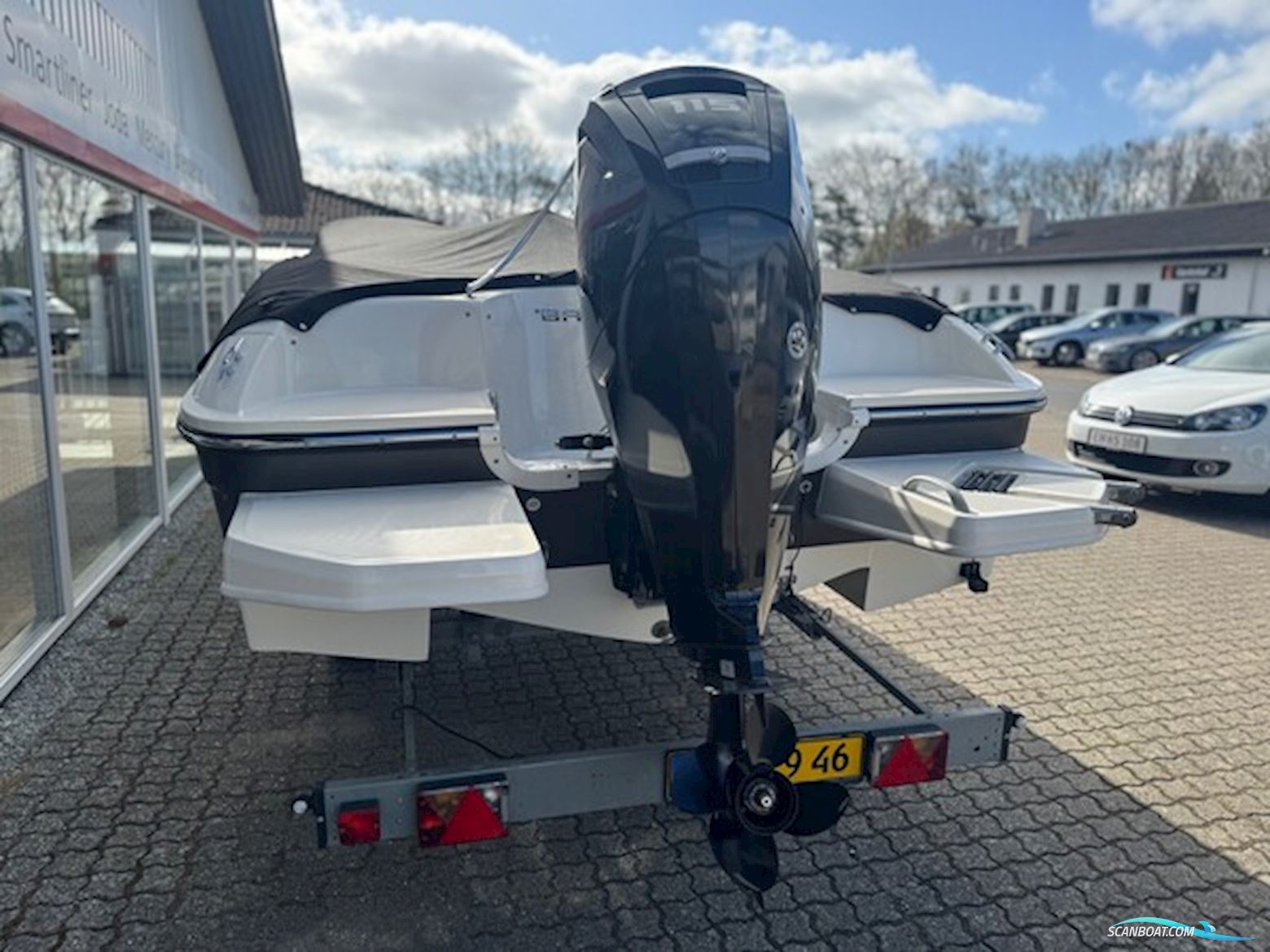 Bayliner E6 Element Med F115 Mercury-Efi 4 Takt og 1300 kg Brenderup "Element" Trailer.