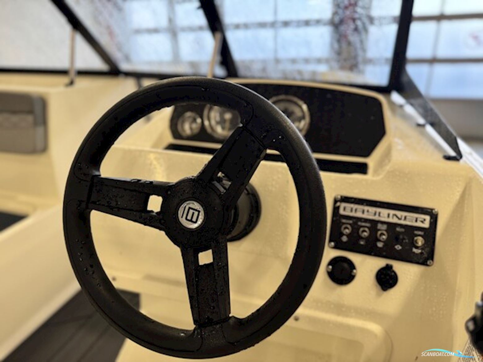 Bayliner M17 med 100 hk Mercury-EFI 4 takt