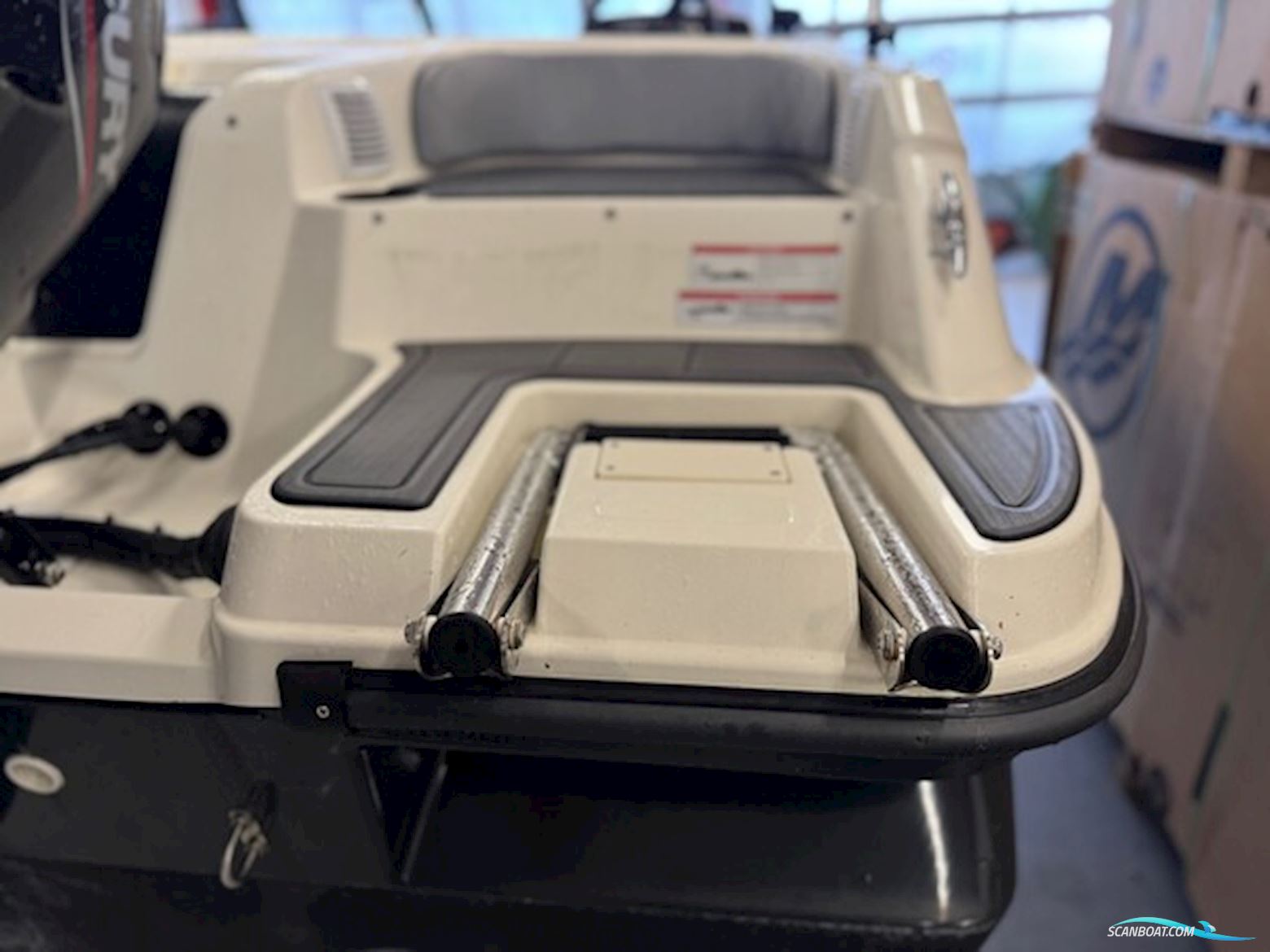 Bayliner M17 med 100 hk Mercury-EFI 4 takt
