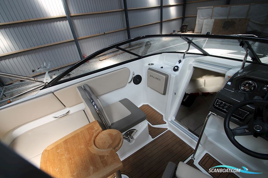 Bayliner VR5 Cuddy Cabin