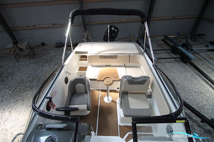 Bayliner VR5 Cuddy Cabin