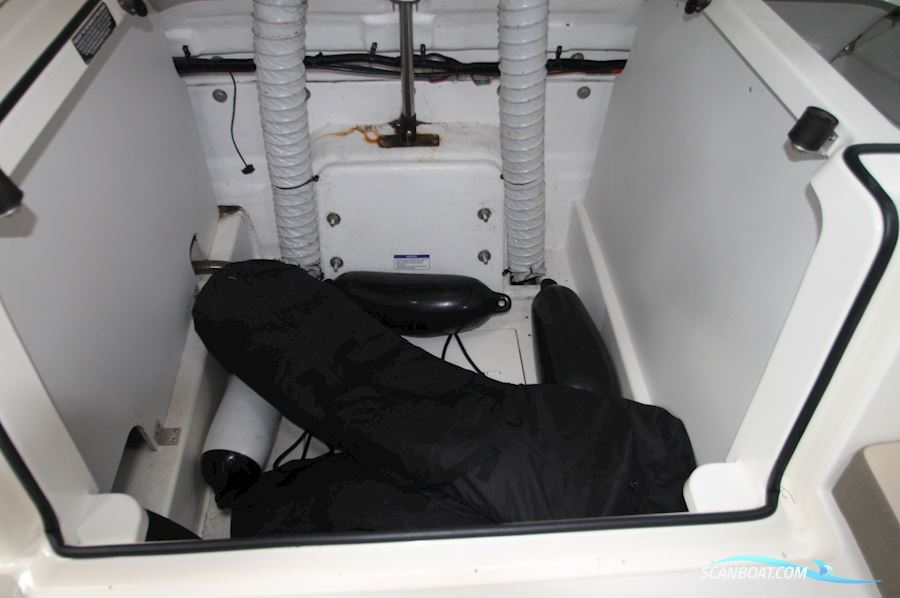 Bayliner VR5 Cuddy Cabin