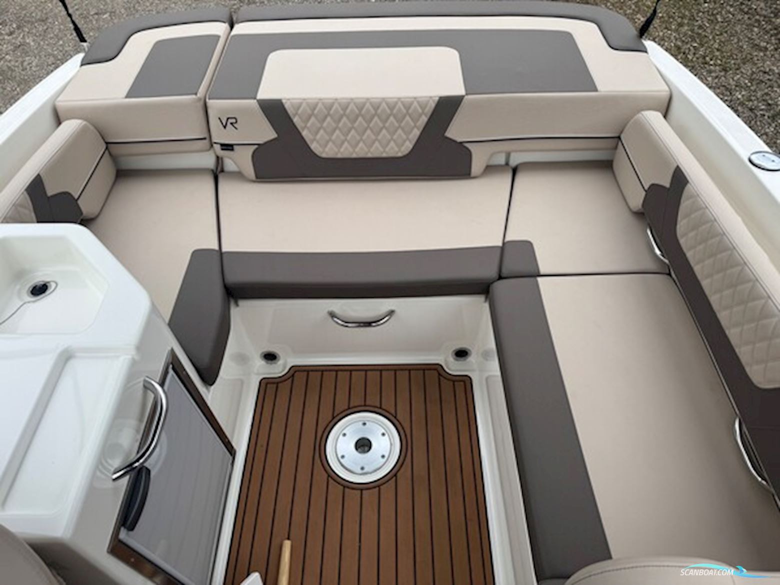 Bayliner VR6 Cuddy Med 300 hk Mercruiser-Efi V8 6,2L og 2700 kg Variant Bådtrailer
